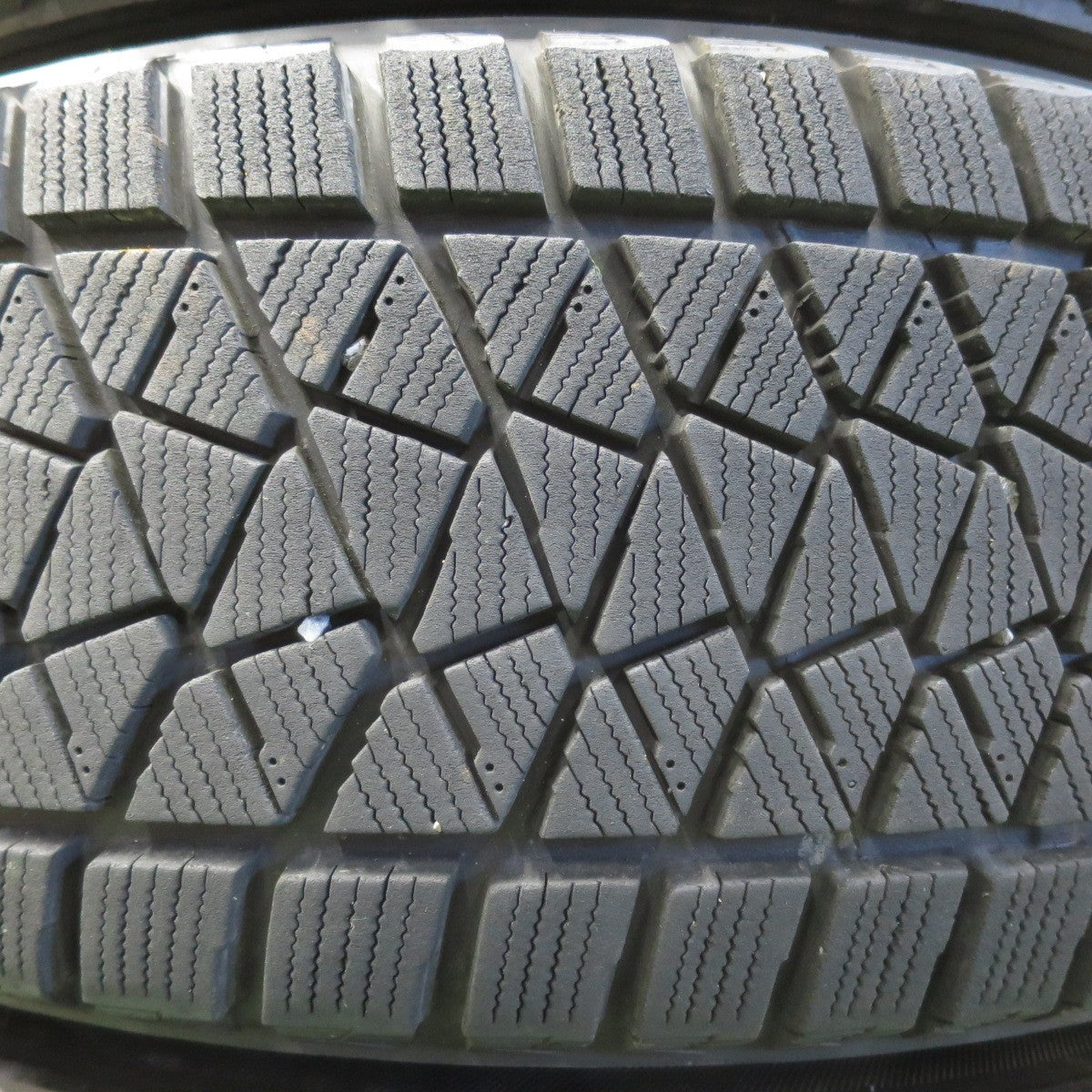 [送料無料] バリ溝！キレイ！8.5分★スタッドレス 225/60R17 ブリヂストン ブリザック DM-V2 TOPRUN トップラン 17インチ PCD114.3/5H★4103010イス