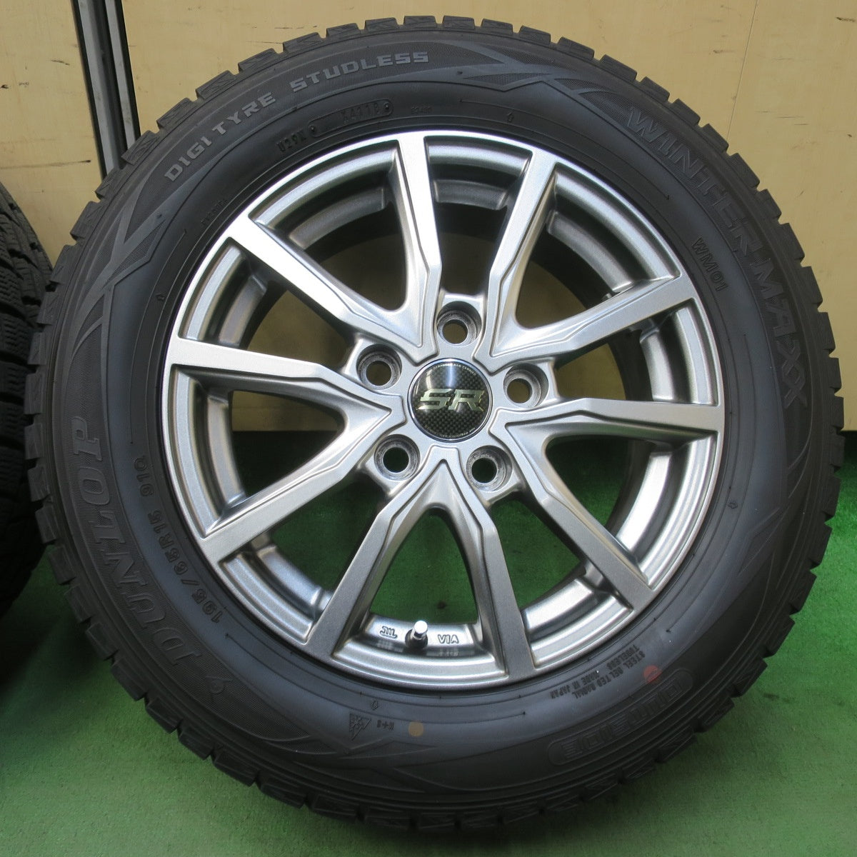 バリ溝！キレイ！8.5分★スタッドレス 195/65R15 ダンロップ ウインターマックス WM01 STRANGER ストレンジャー 15インチ PCD114.3/5H★5112109イス