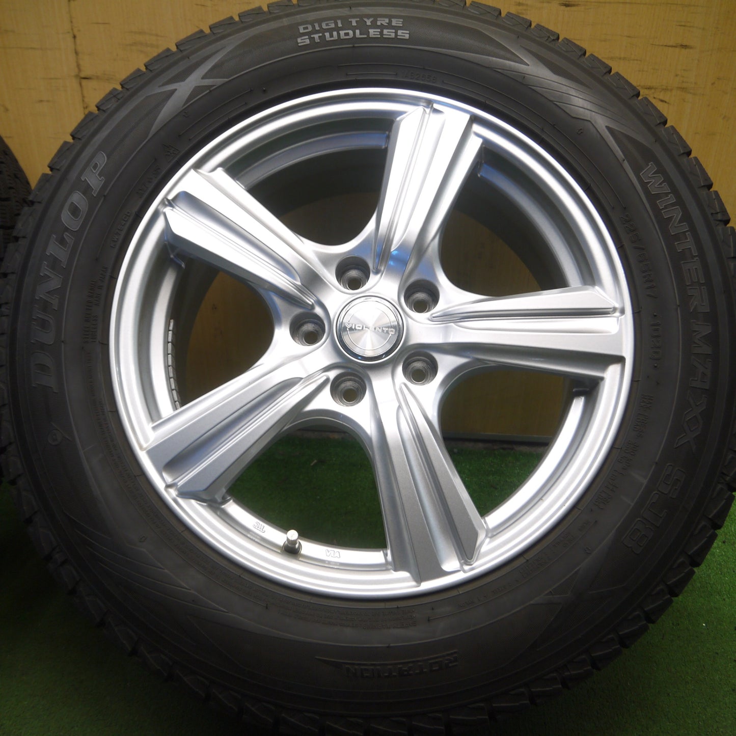 *送料無料* バリ溝！キレイ！9.5分★スタッドレス 225/65R17 ダンロップ ウインターマックス SJ8 VIOLENTO ヴィオレント 17インチ PCD114.3/5H★4031508Hス