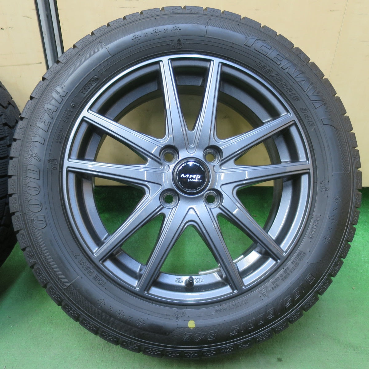 バリ溝！22年！キレイ！9分★スタッドレス 185/60R15 グッドイヤー アイスナビ7 MRT premium 15インチ PCD100/4H★5111409イス