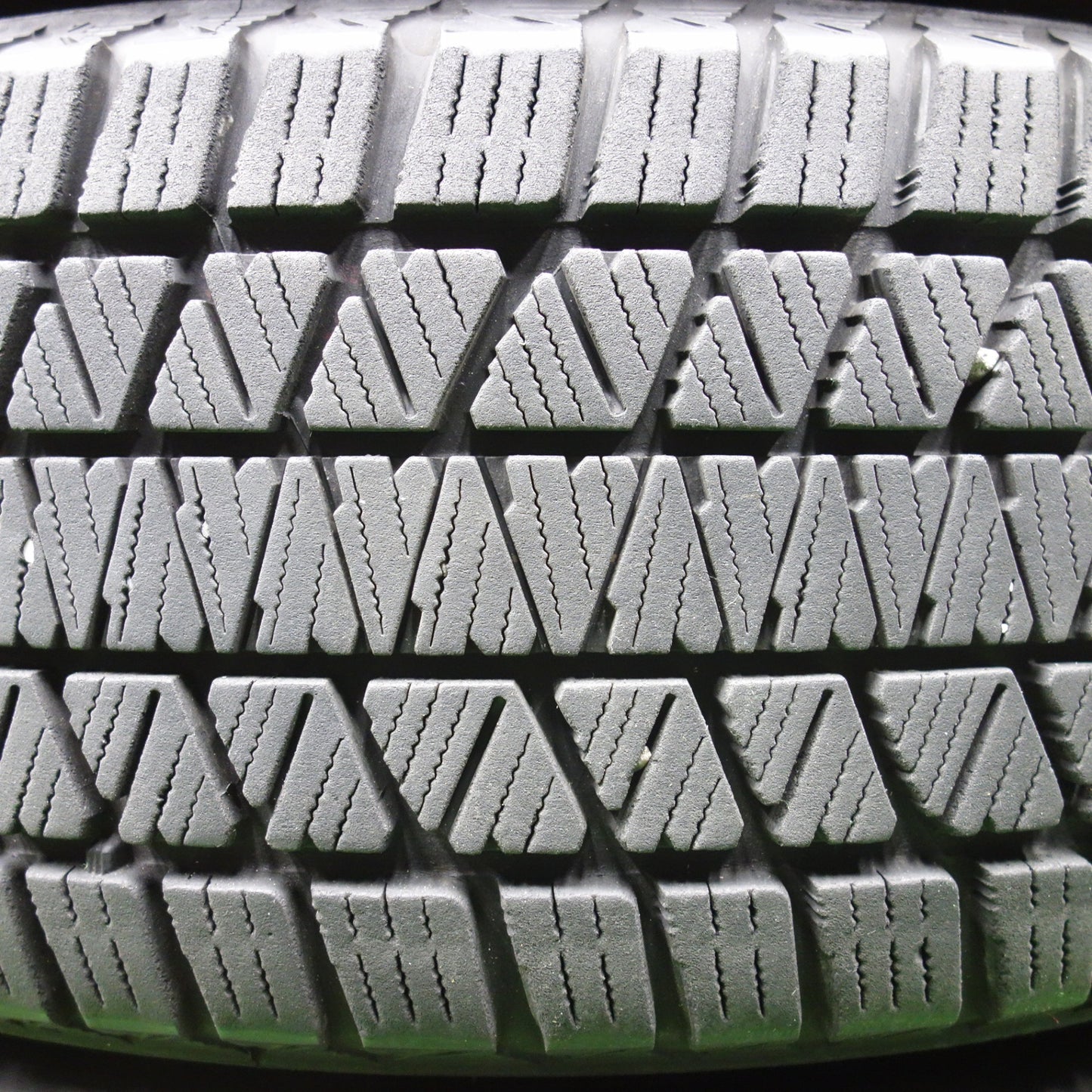 バリ溝！21年！8.5分★スタッドレス 225/60R17 ブリヂストン ブリザック DM-V3 STRANGER ストレンジャー 17インチ PCD114.3/5H★5112601KTス