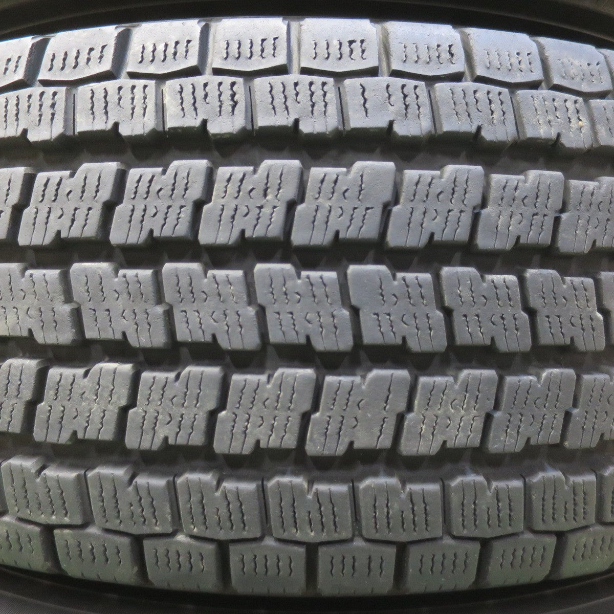 バリ溝！キレイ！9分◎グランエース 等 KEELER TACTICS 235/60R17 109/107N スタッドレス ヨコハマ アイスガード iG91 キーラー タクティクス 17インチ PCD130/6H◎6071101イス