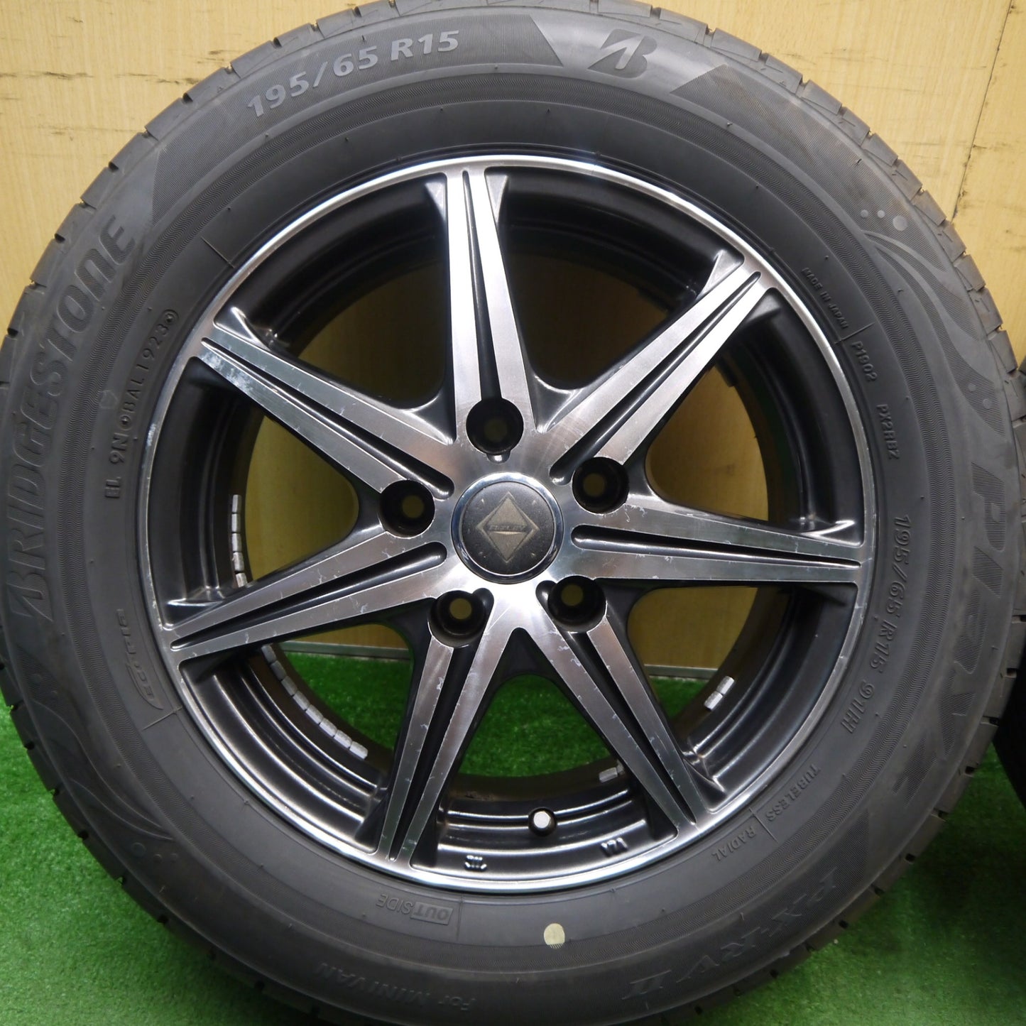 バリ溝！23年！9.5分★195/65R15 ブリヂストン プレイズ PX-RV2 RiZLEY ライツレー 15インチ PCD114.3/5H★5072203Hノ