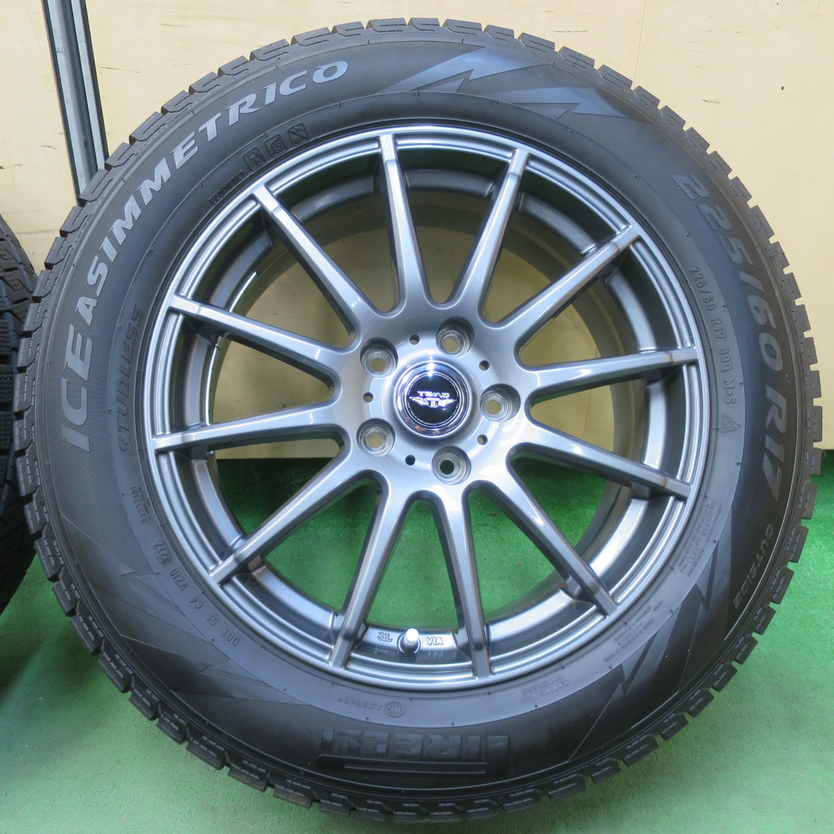 超バリ溝！キレイ！9.5分以上★スタッドレス 225/60R17 ピレリ アイスアシンメトリコ TEAD テッド 17インチ PCD114.3/5H★5110709イス