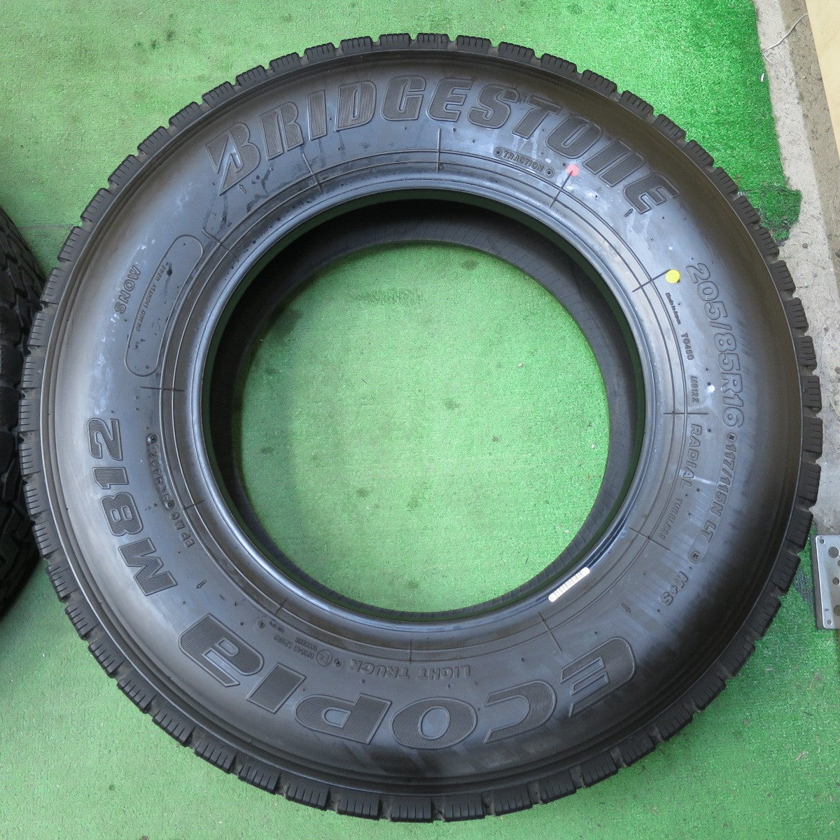 [送料無料] 新車外し！24年！ほぼ未使用★トラック バス タイヤ 205/85R16 117/115N ブリヂストン エコピア M812 ミックス 16インチ★5022801イノタ