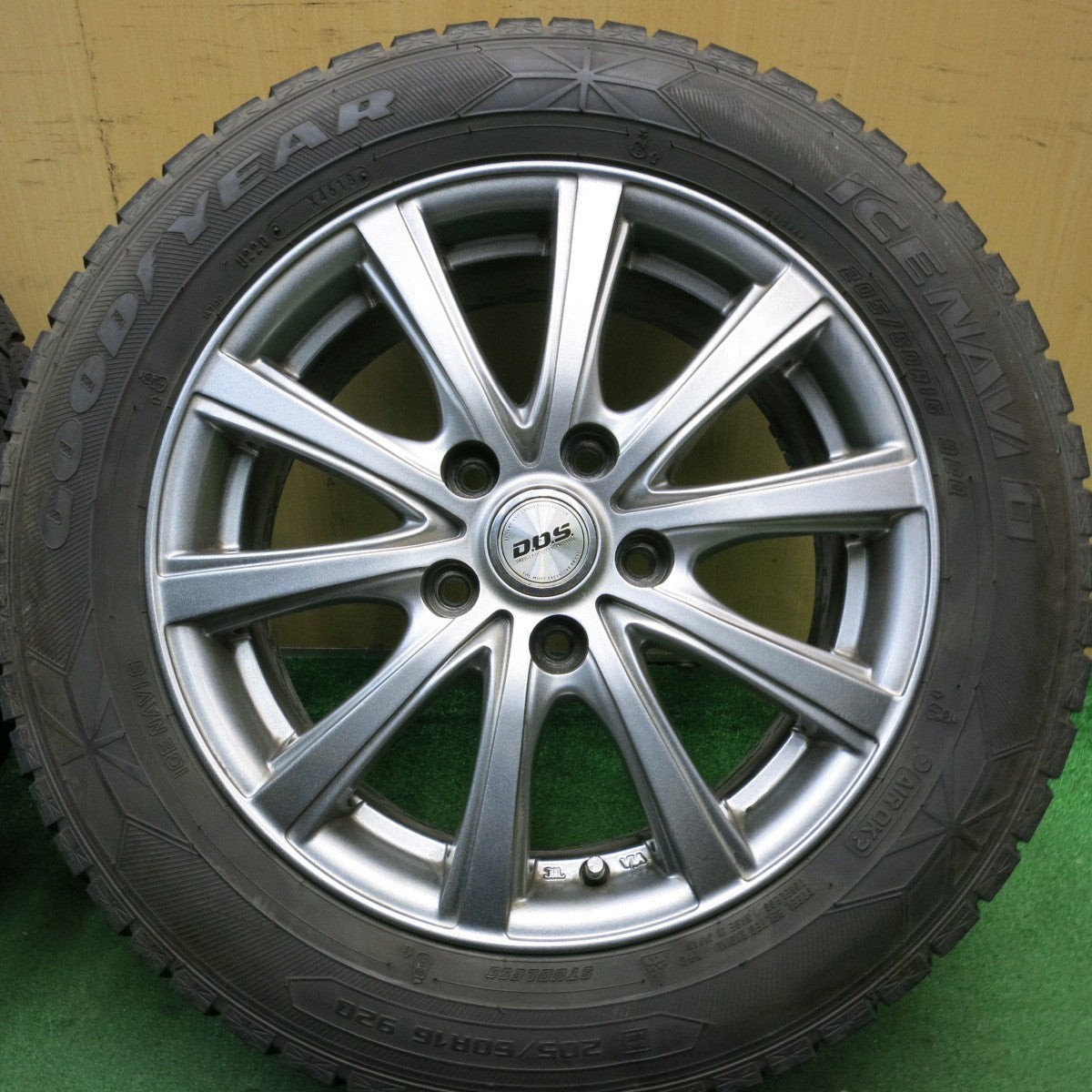 バリ溝！キレイ！8.5分★スタッドレス 205/60R16 グッドイヤー アイスナビ6 D.O.S. DOS 16インチ PCD114.3/5H★5061206AKス