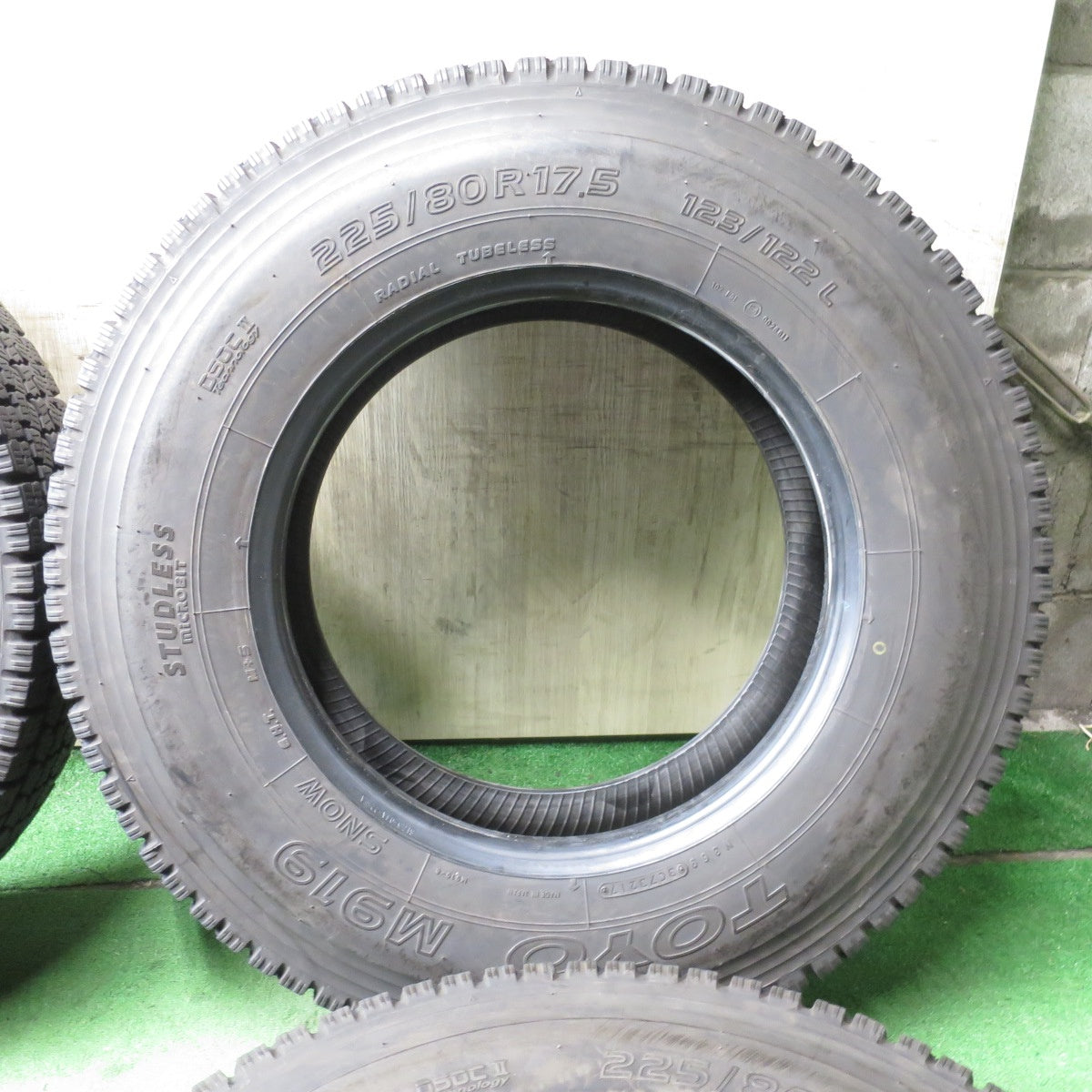 *送料無料* バリ溝！9分★トラック タイヤ 225/80R17.5 123/122L スタッドレス トーヨー M919 17.5インチ★4052804クスタ