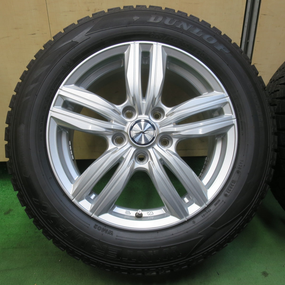 バリ溝！キレイ！9.5分★スタッドレス 205/60R16 ダンロップ ウインターマックス WM02 JOKER ジョーカー 16インチ PCD114.3/5H★5123005イス