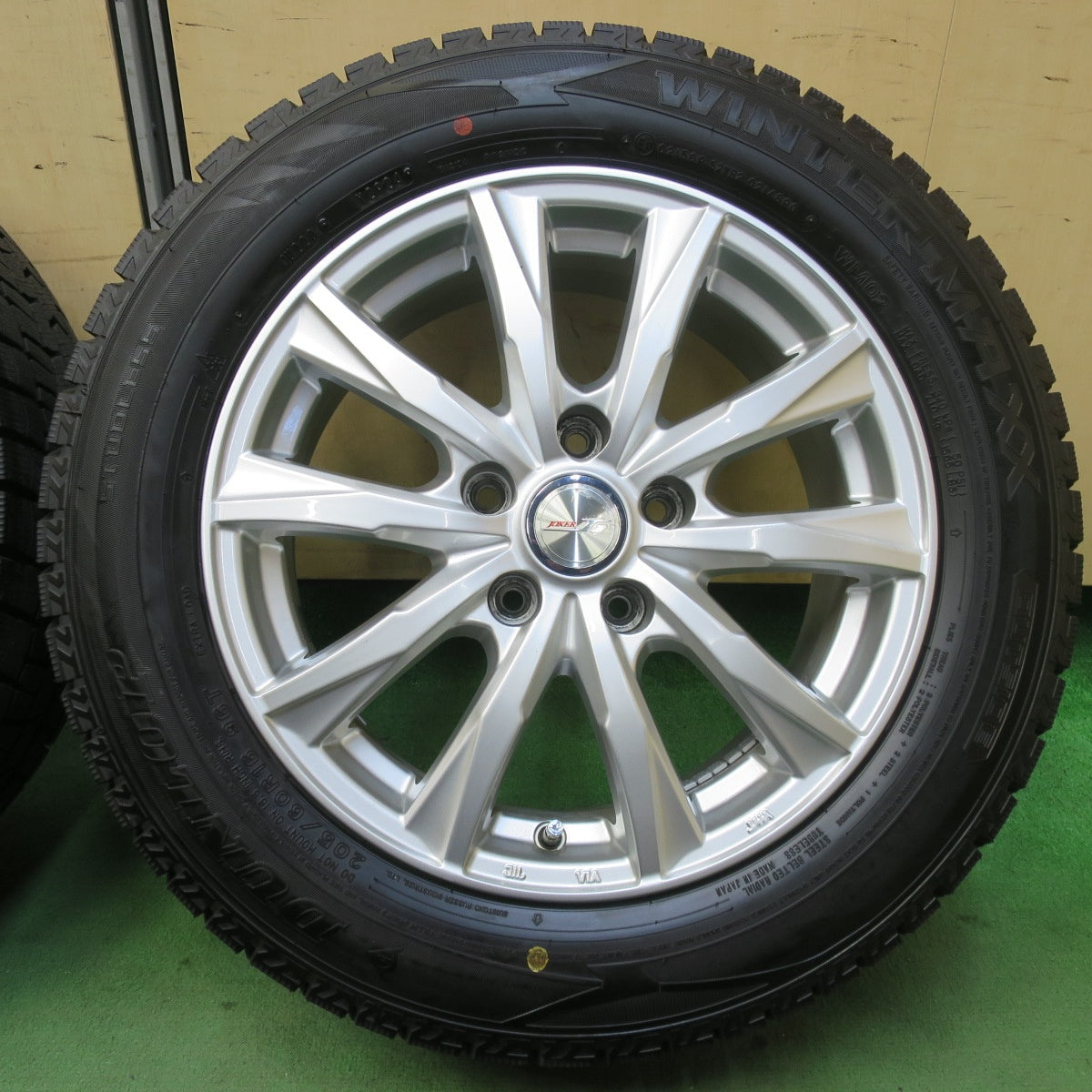バリ溝！24年！キレイ！ほぼ10分★スタッドレス 205/60R16 ダンロップ ウインターマックス WM02 JOKER ジョーカー 16インチ PCD114.3/5H★5112902イス
