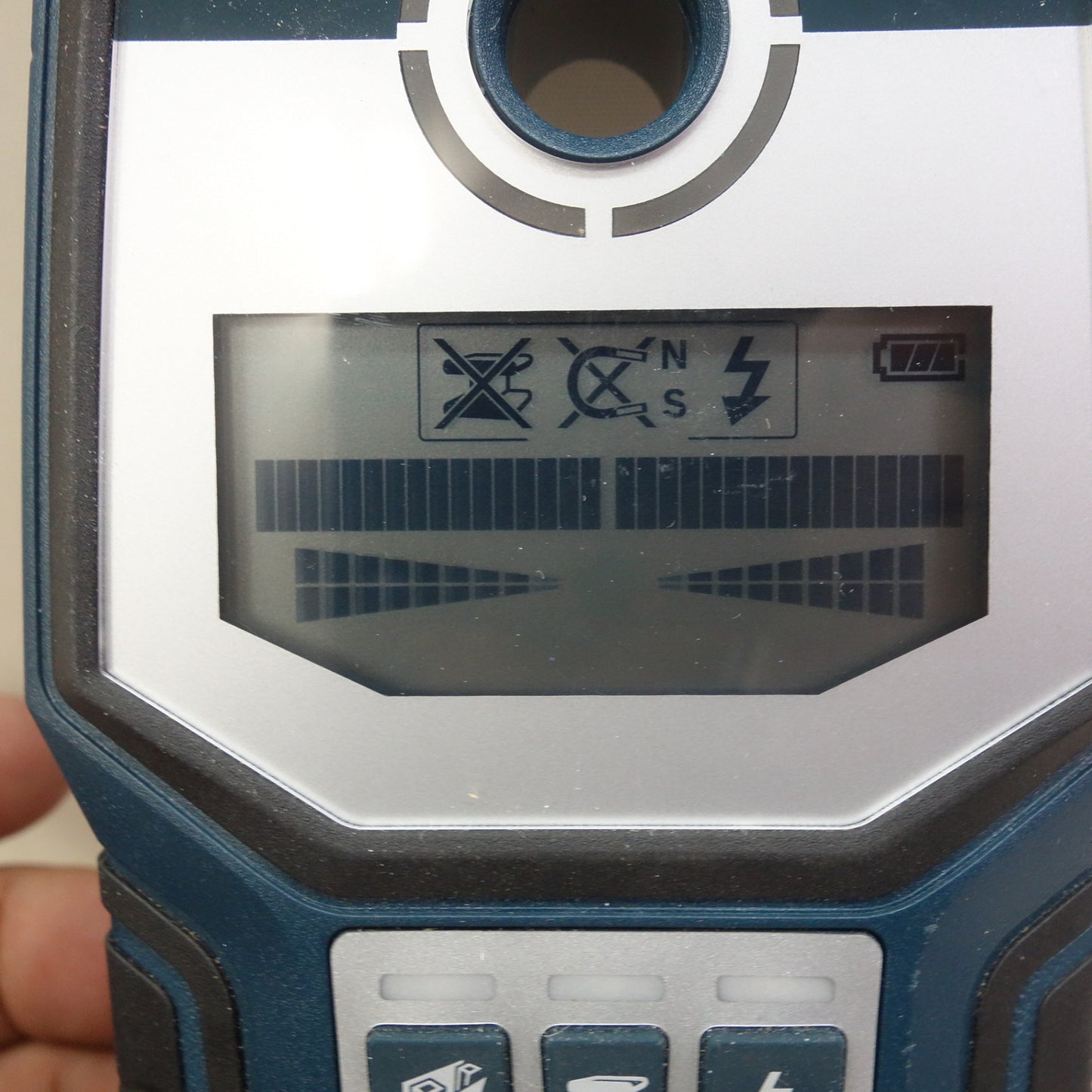 [送料無料] ☆ボッシュ デジタル 探知機 マルチ スキャナー GMS120 鉄筋 非鉄金属 通電線 間柱 同縁 壁面 壁裏 ケース 箱 付き Bosch☆