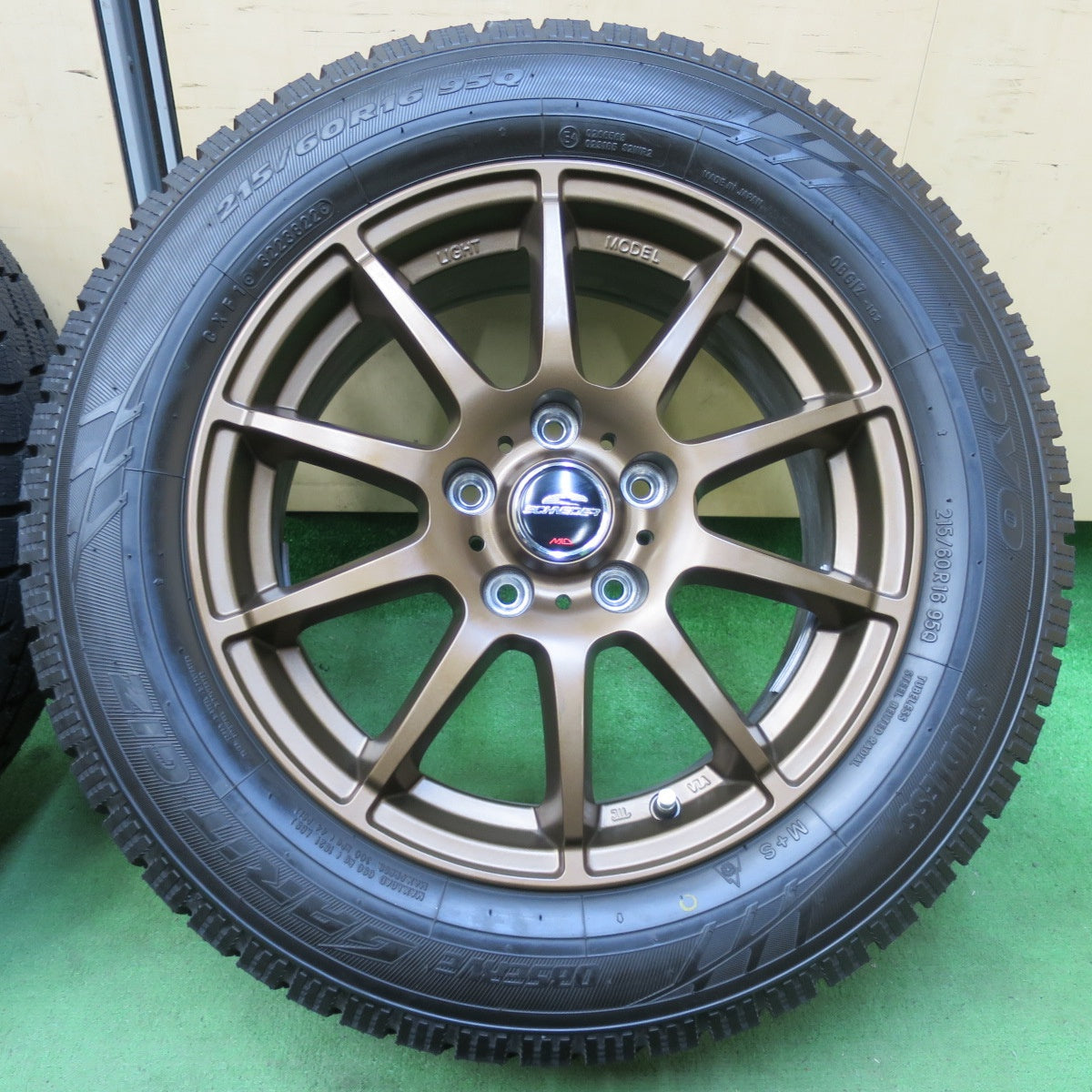 [送料無料] タイヤほぼ未使用！22年！キレイ★スタッドレス 215/60R16 トーヨー オブザーブ ガリット GIZ SCHNEIDER MiD シュナイダー 16インチ PCD114.3/5H★5031305イス