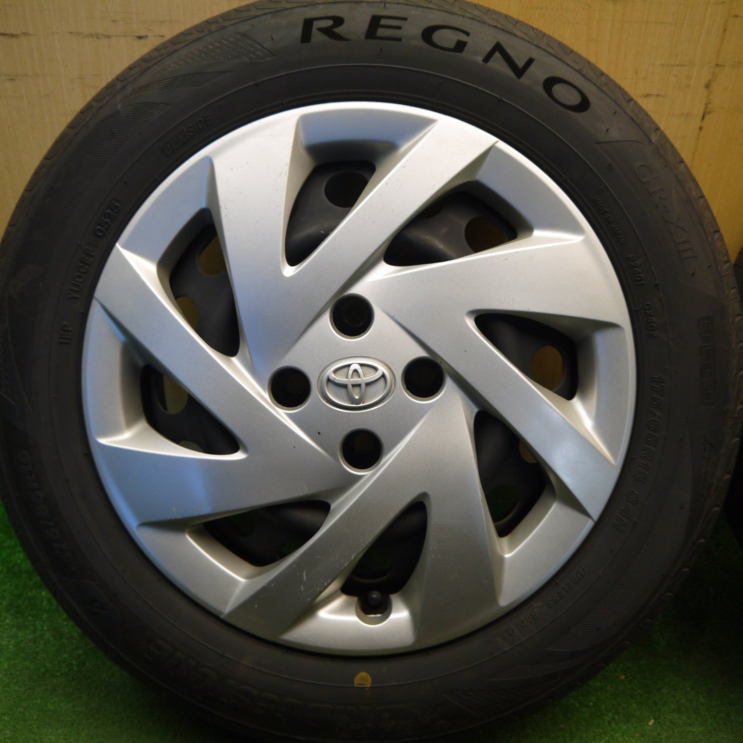 バリ溝！25年！9.5分★トヨタ アクア 純正 スチール 175/65R15 ブリヂストン レグノ GR-X3 15インチ PCD100/4H★6032307Hノ