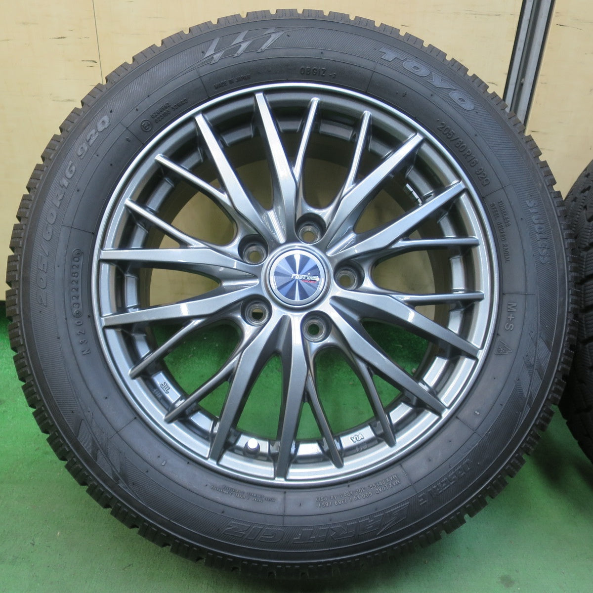 バリ溝！キレイ！9.5分以上★スタッドレス 205/60R16 トーヨー オブザーブ ガリット GIZ ravrion RM01 ラブリオン 16インチ PCD114.3/5H★6011613イス