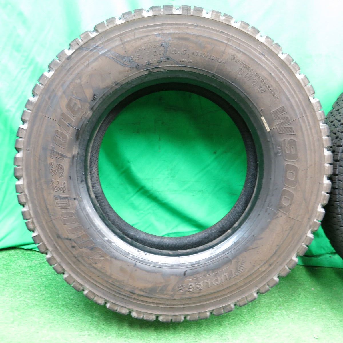*送料無料* バリ溝！23年！8.5分★トラック タイヤ 265/70R19.5 140/138J スタッドレス ブリヂストン W900 19.5インチ★4042404ナスタ