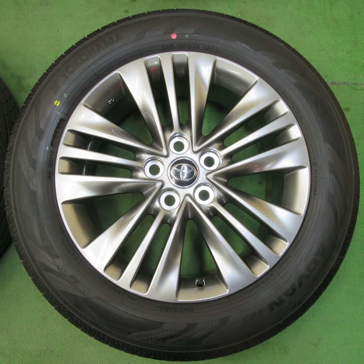 新車外し！24年★トヨタ 40系 アルファード 純正 225/60R18 ヨコハマ アドバン V03 18インチ PCD120/5H★5022601イノ