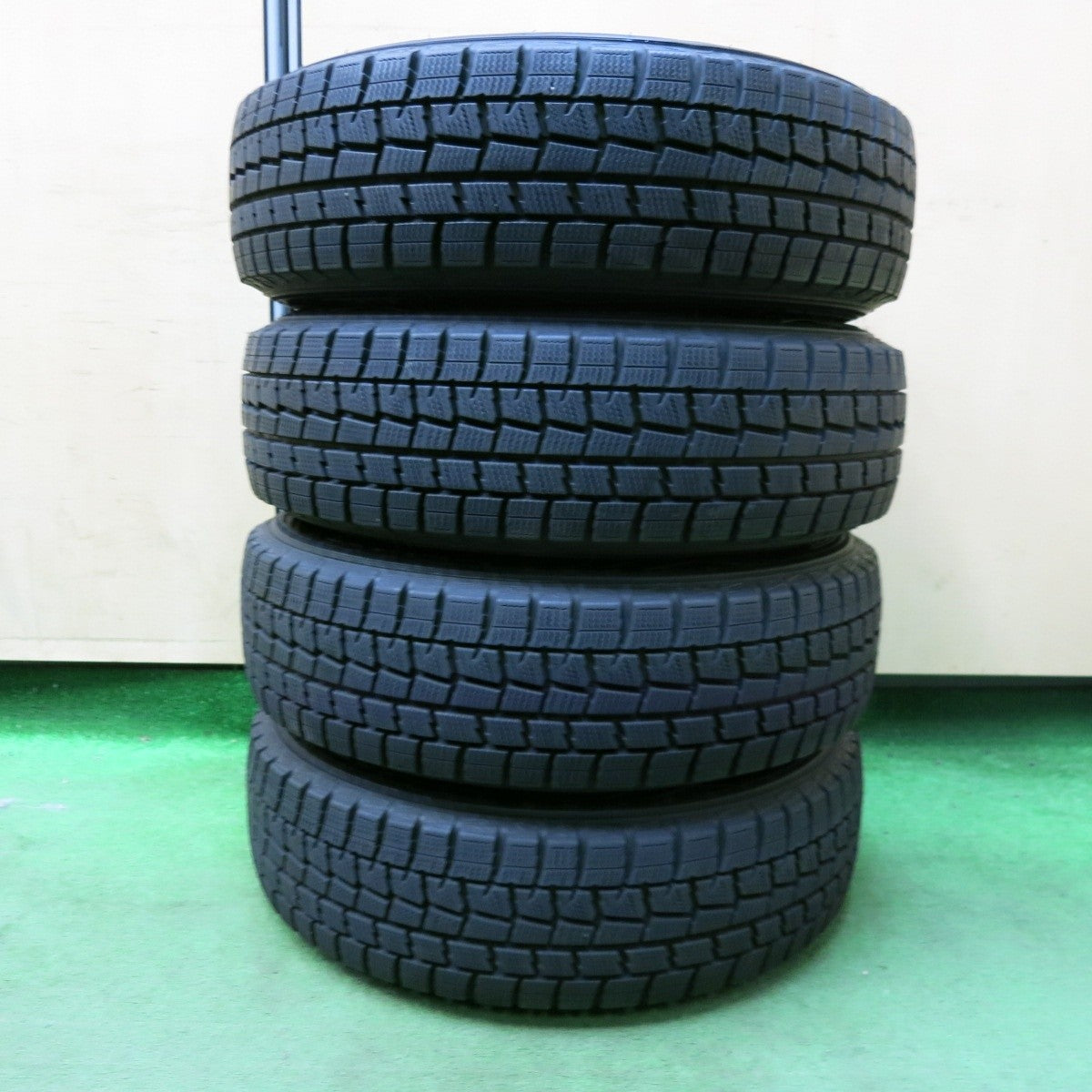 バリ溝！キレイ！9.5分以上☆スタッドレス 165/70R14 ダンロップ