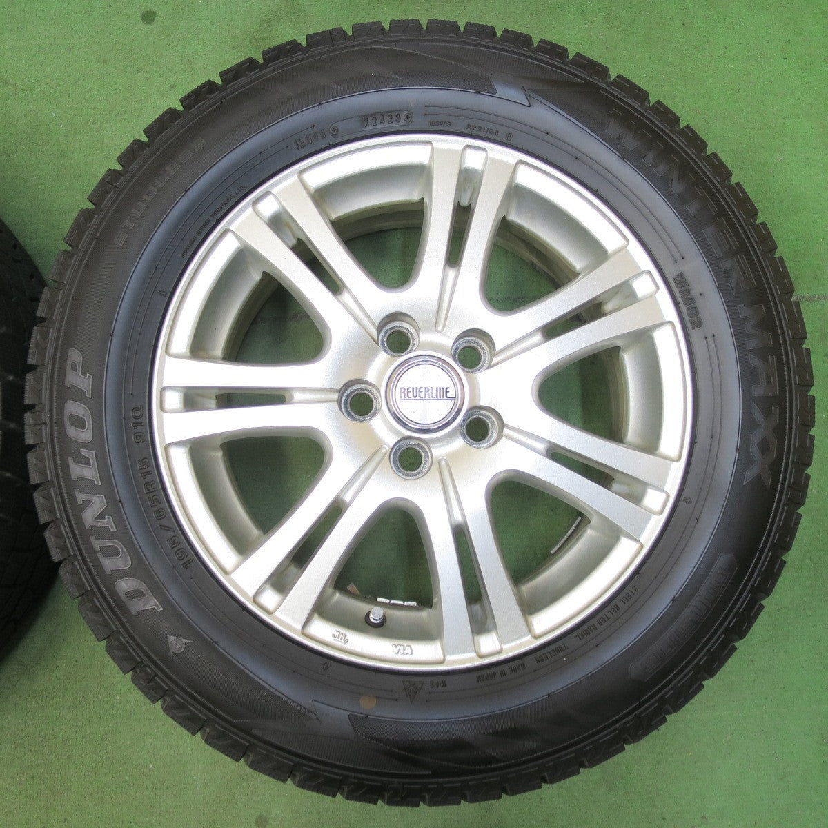バリ溝！23年！9.5分★プリウス 等 195/65R15 スタッドレス ダンロップ ウインターマックス WM02 REVERLINE リバーライン 15インチ PCD100/5H★5122408イス