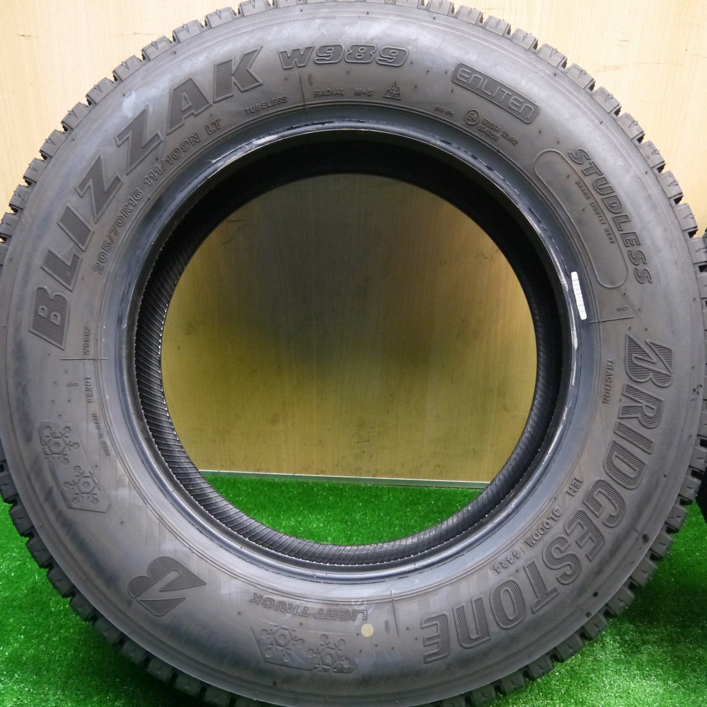 バリ溝！24年！9.5分以上！6本★トラック タイヤ 205/70R16 111/109N スタッドレス ブリヂストン ブリザック W989 16インチ★5101402Hスタ