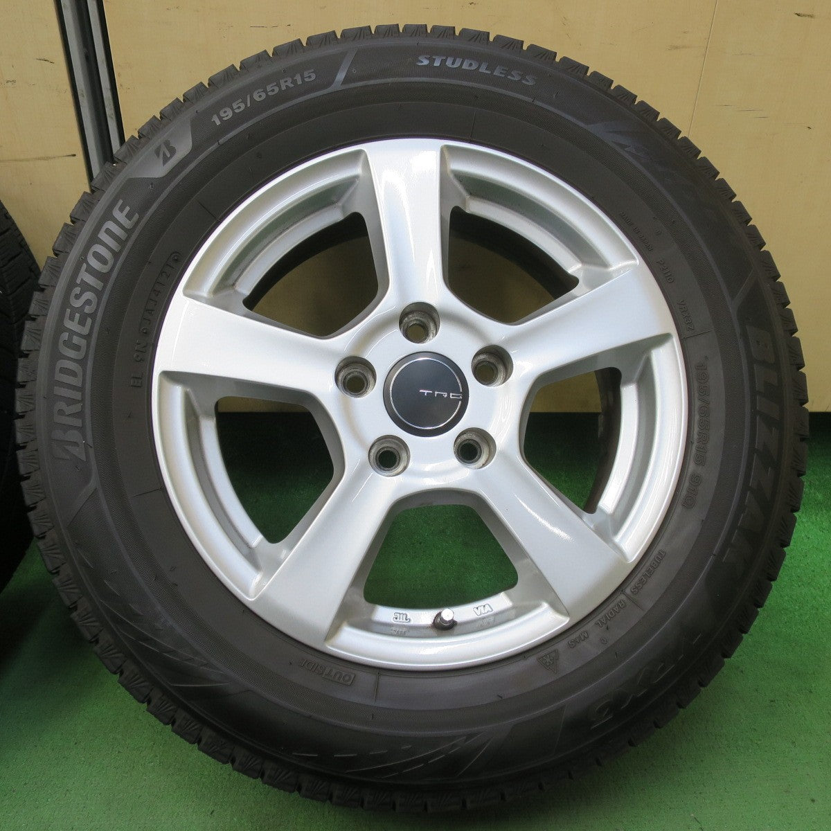 バリ溝！21年！キレイ！8.5分★アウディ ワーゲン 等 TRG 195/65R15 スタッドレス ブリヂストン ブリザック VRX3 15インチ PCD112/5H★5100703イス
