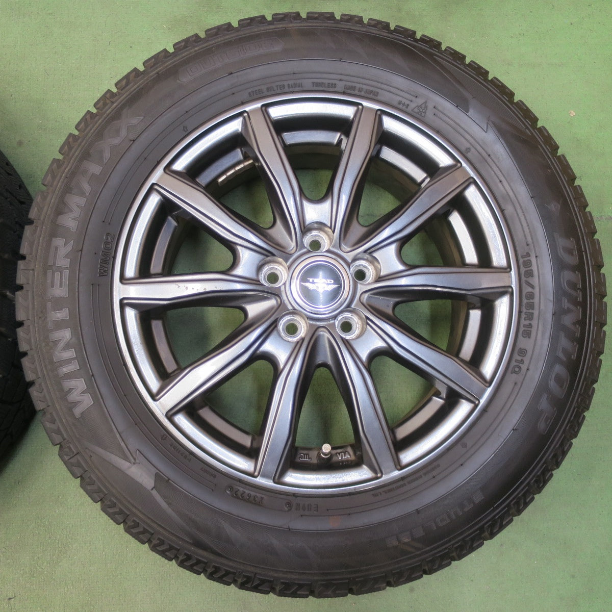 バリ溝！22年！9.5分◎プリウス 等 195/65R15 スタッドレス ダンロップ ウインターマックス WM02 TEAD テッド 15インチ PCD100/5H◎6081217イス
