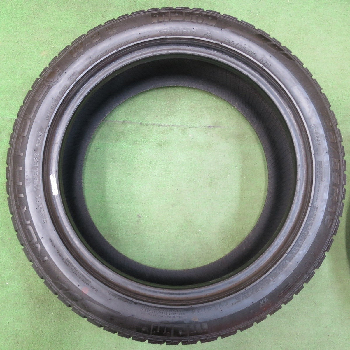 バリ溝！23年！9.5分★スタッドレス 195/55R16 モモ NORTH POLE W-2 タイヤ 16インチ  アクア アクシオ フィールダー ヴィッツ ノート フリード デミオ 等★5011003イスタ