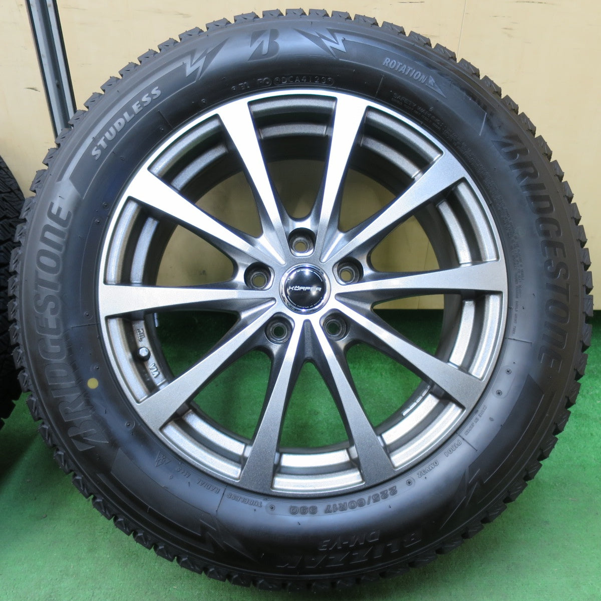[送料無料] バリ溝！23年！キレイ！ほぼ10分★スタッドレス 225/60R17 ブリヂストン ブリザック DM-V3 KORPER ケルパー 17インチ PCD114.3/5H★4112901イス