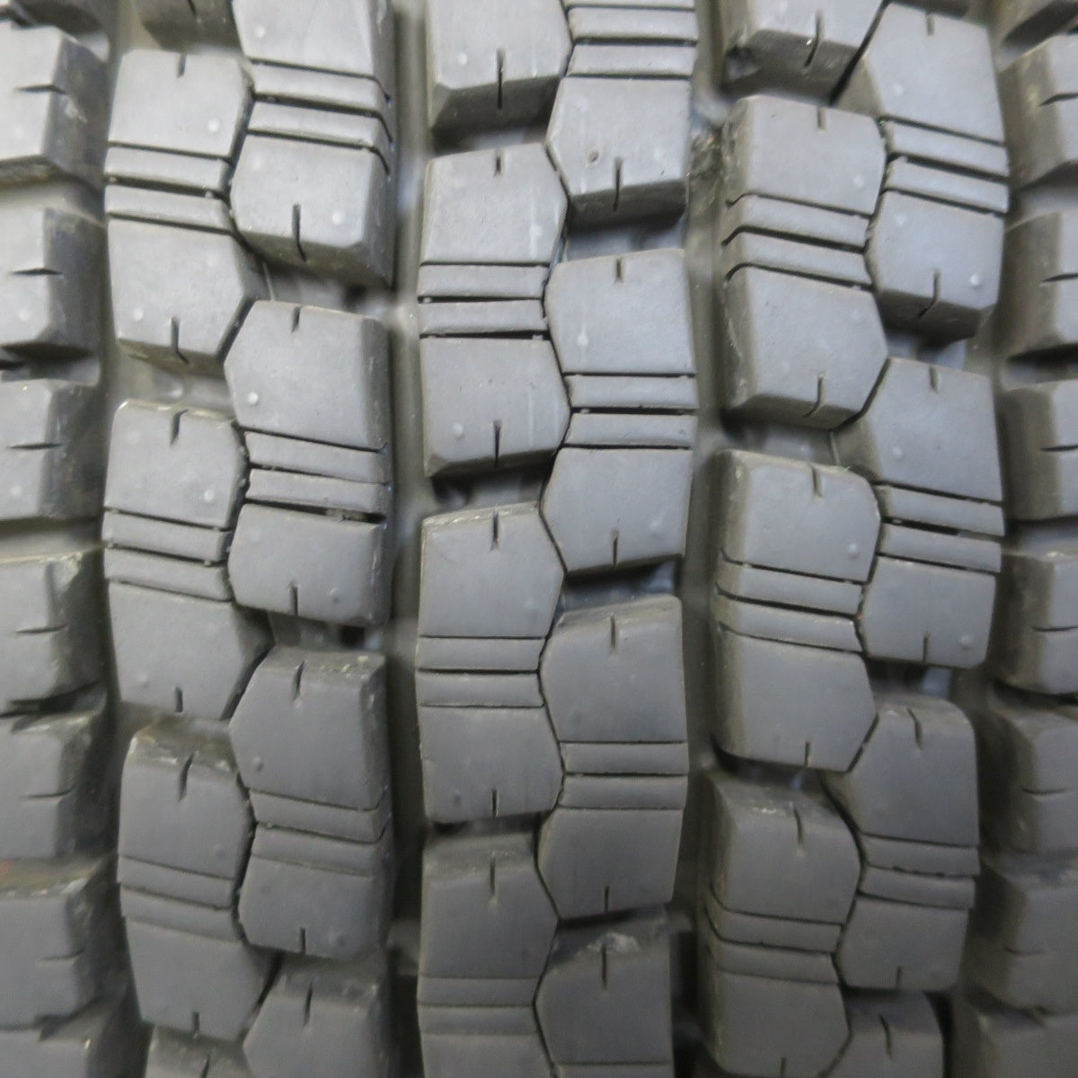 ほぼ未使用！25年！2本★トラック タイヤ 225/80R17.5 123/122L スタッドレス ブリヂストン W999 17.5インチ★6073003イスタ