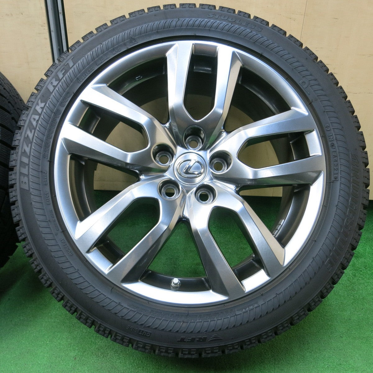 *送料無料* センサー付！バリ溝！21年！キレイ！9.5分★レクサス NX バージョンL 純正 225/50R18 スタッドレス ブリヂストン ブリザック RFT PCD114.3/5H★4042409イス