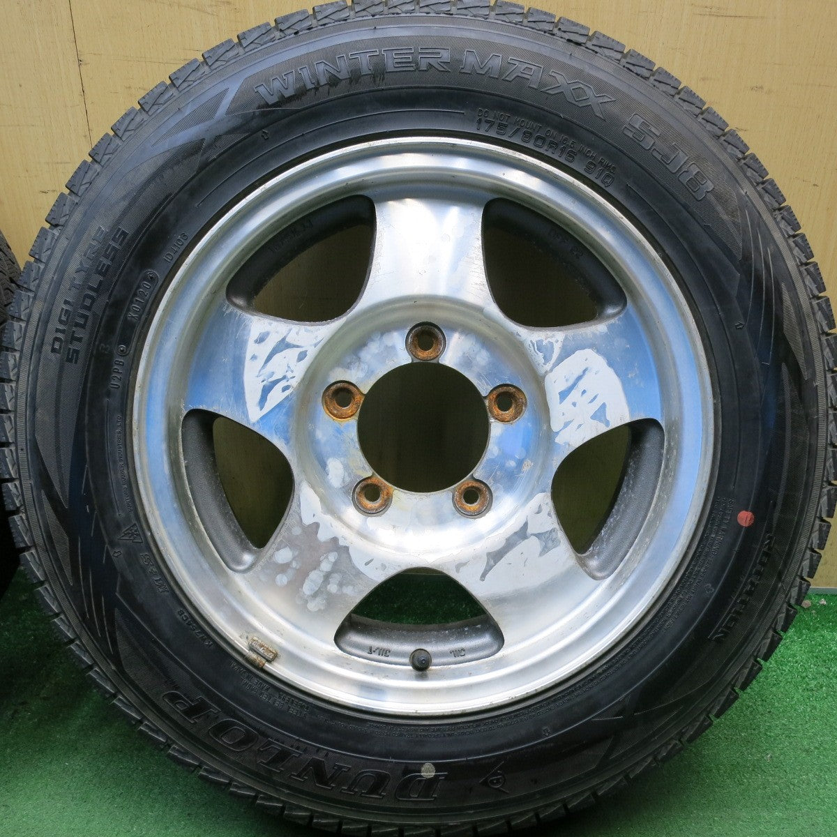 バリ溝！9.5分◎スズキ JA11 ジムニー 純正 175/80R16 スタッドレス ダンロップ ウインターマックス SJ8 16インチ PCD139.7/5H◎6100405HAス