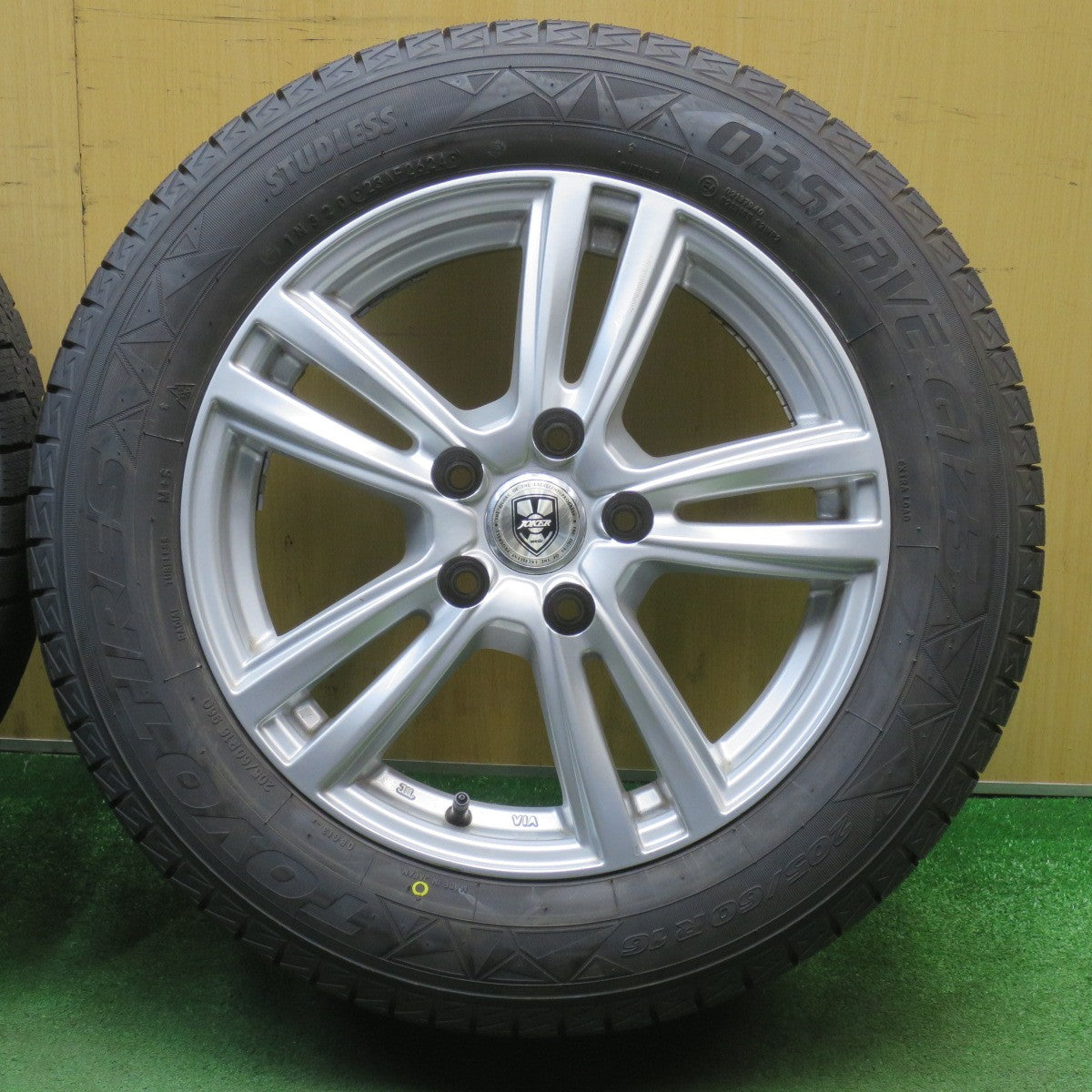 ほぼ未使用！24年！キレイ★スタッドレス 205/60R16 トーヨー オブザーブ GIZ3 JOKER ジョーカー 16インチ PCD114.3/5H★6032701NJス