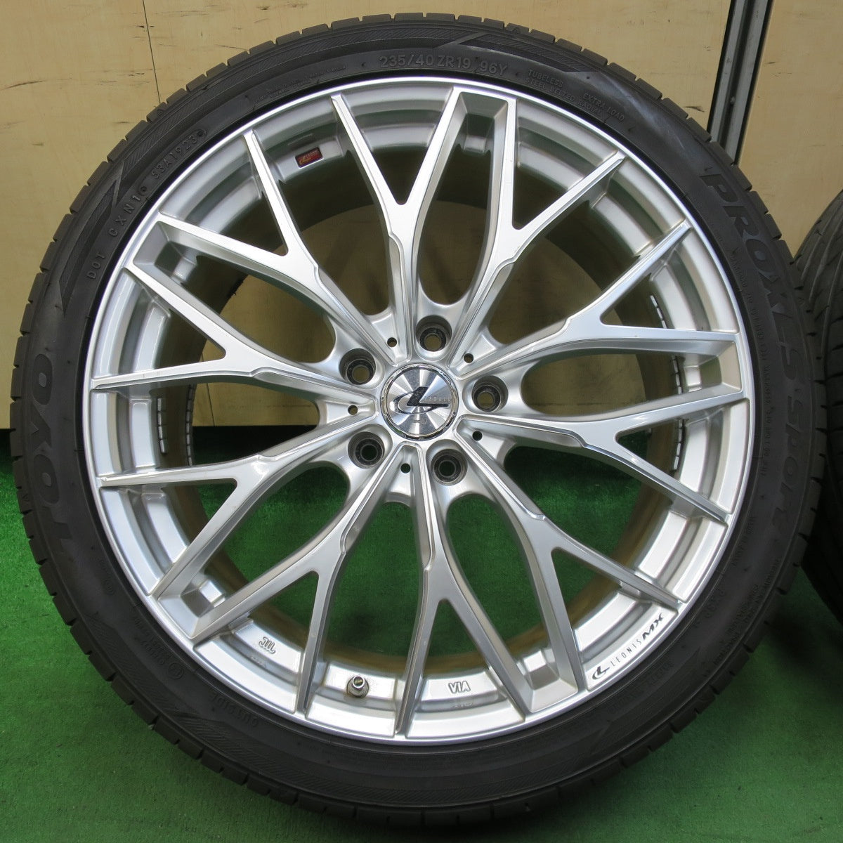 [送料無料] バリ溝！23年！9.5分★LEONIS MX 235/40R19 トーヨー プロクセス スポーツ 19インチ レオニス PCD114.3/5H★4120307イノ
