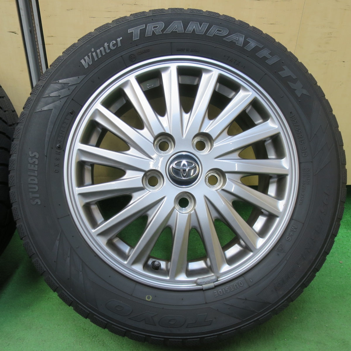 [送料無料] キレイ★トヨタ 80系 ノア ヴォクシー 純正 195/65R15 スタッドレス トーヨー ウインター トランパス TX 15インチ PCD114.3/5H★5031706イス