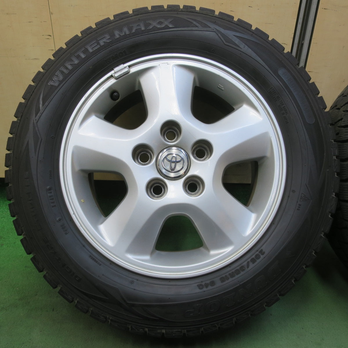 バリ溝！9分★トヨタ イプサム 純正 205/65R15 スタッドレス ダンロップ ウインターマックス WM01 15インチ PCD114.3/5H★6051008イス