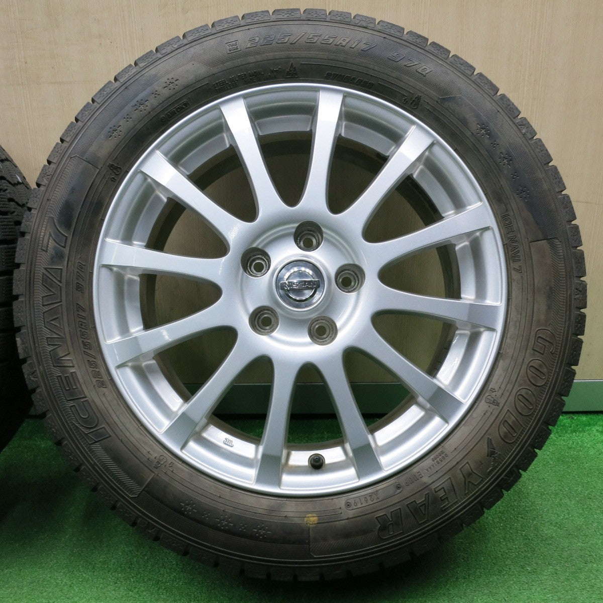 [送料無料] バリ溝！キレイ！9分★日産 V37 スカイライン 純正 225/55R17 スタッドレス グッドイヤー アイスナビ7 17インチ PCD114.3/5H★4111802NJス