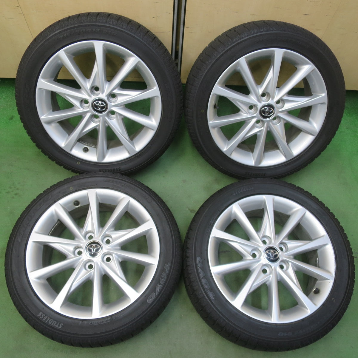 バリ溝！キレイ！9.5分★トヨタ プリウスα 純正 215/50R17 スタッドレス トーヨー ガリット G5 17インチ PCD114.3/5H★6032304イス