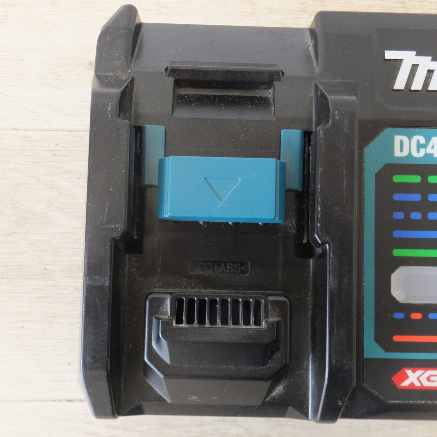 [送料無料] ★マキタ makita 急速充電器 DC40RA　100V～ 310W 50-60Hz　40V(max) 6A　18V 12A 5V 2.4A(1)★