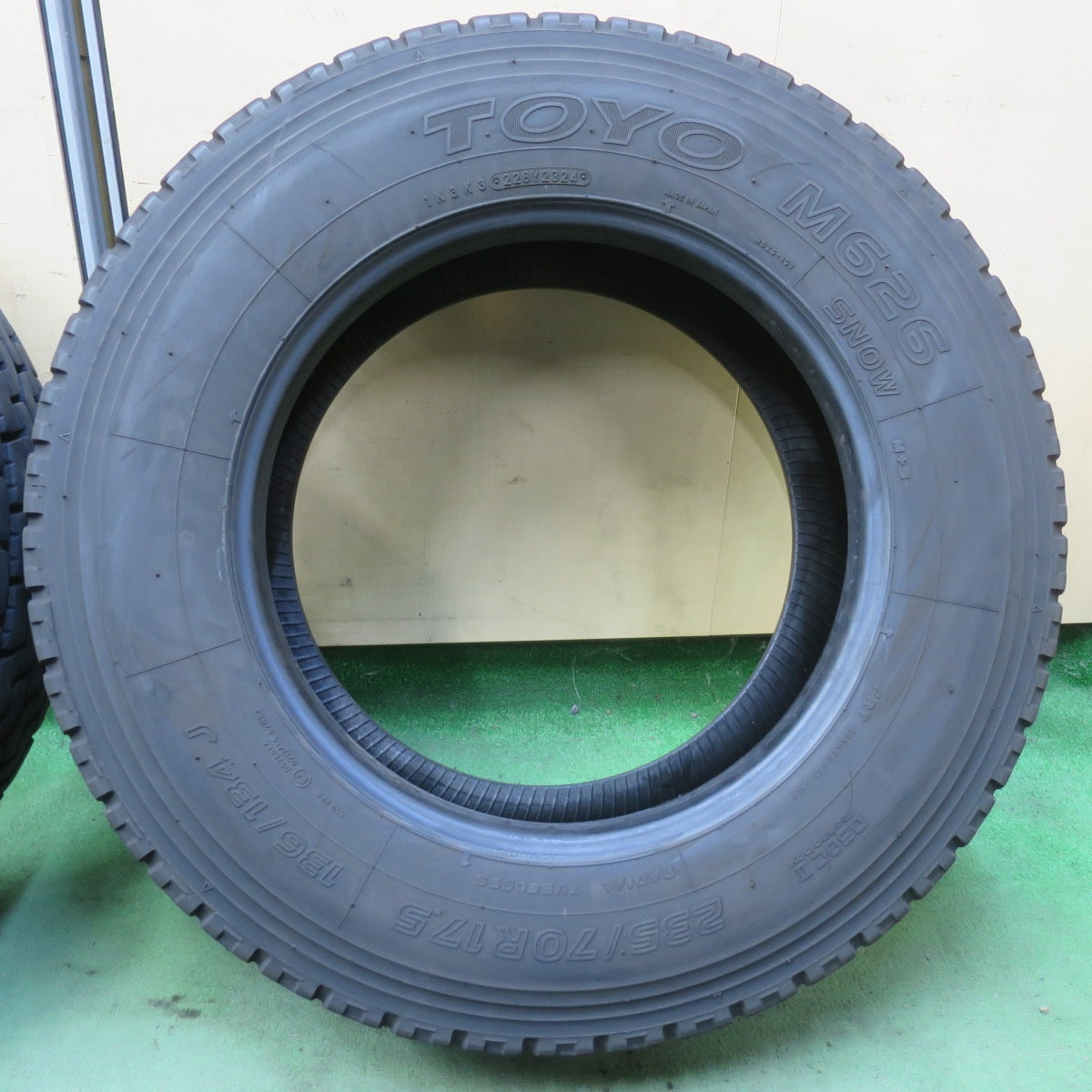 バリ溝！24年！8.5分★トラック 高荷重 トレーラー 等 タイヤ 235/70R17.5 136/134J トーヨー M626 オールシーズン ミックス 17.5インチ★6072903イスタ