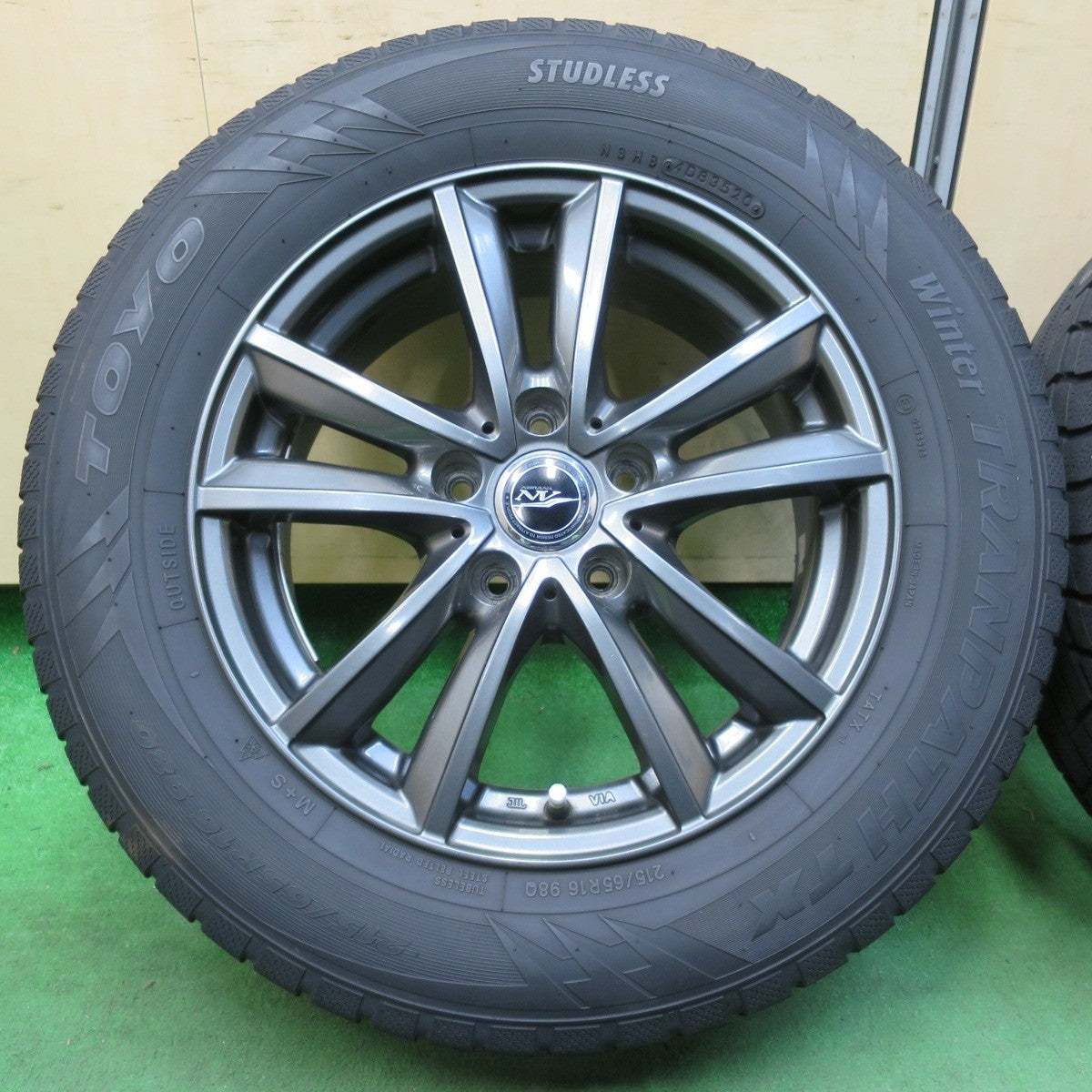 バリ溝！20年！8.5分★スタッドレス 215/65R16 トーヨー ウインター トランパス TX NIRVANA NV PCD114.3/5H★4112211イス