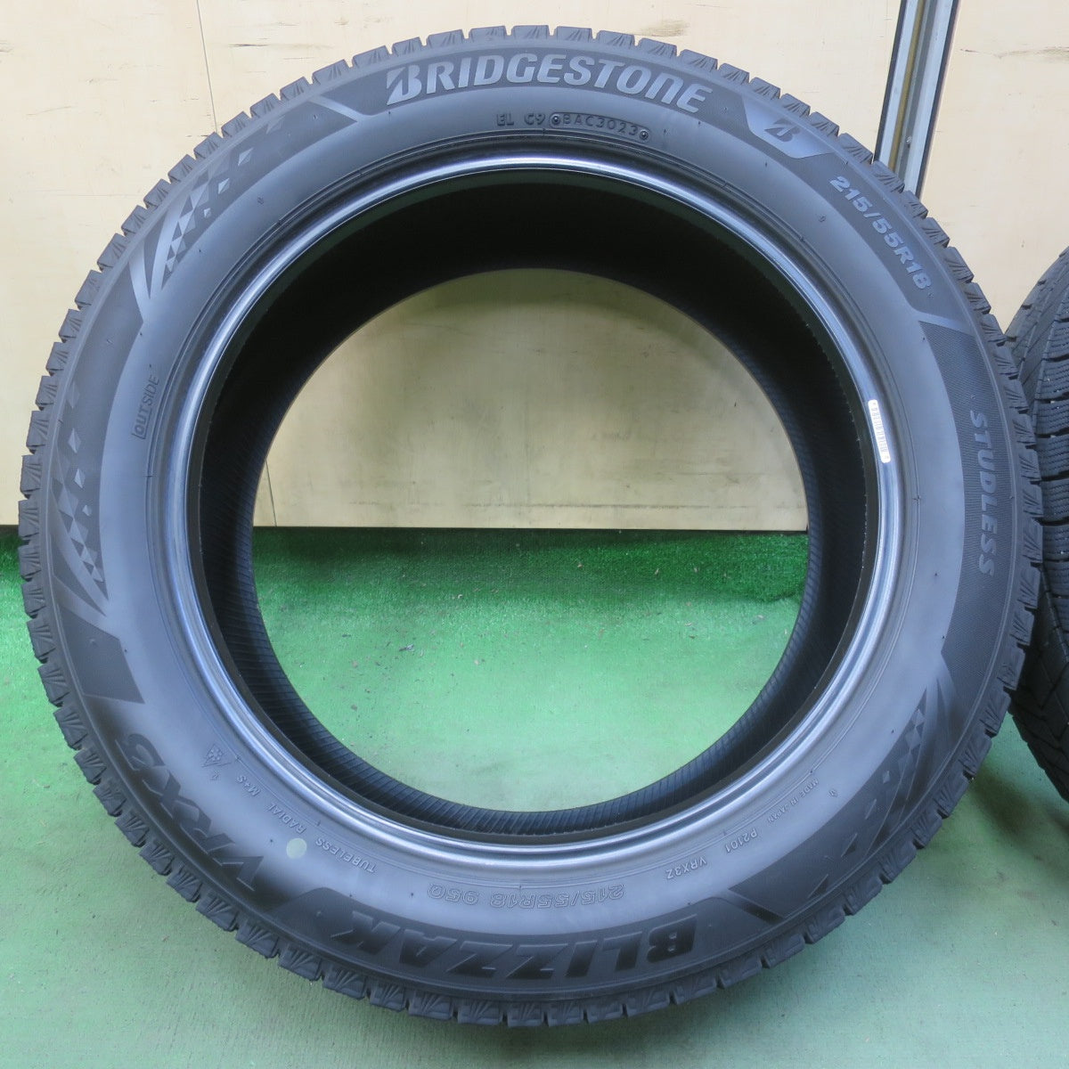 バリ溝！23年！8.5分◎スタッドレス 215/55R18 ブリヂストン ブリザック VRX3 タイヤ 18インチ CX-30 ボルボ V60 等◎6101301イスタ