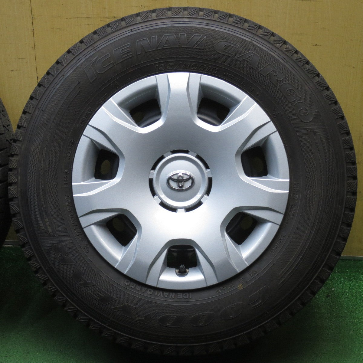 バリ溝！22年！キレイ！9.5分◎トヨタ 200系 ハイエース 純正 スチール 195/80R15 107/105L スタッドレス グッドイヤー アイスナビ CARGO カーゴ 15インチ PCD139.7/6H◎6101207NJス