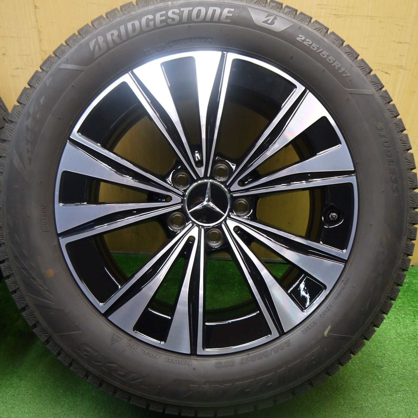 [送料無料] バリ溝！22年！キレイ！9.5分★ベンツ W206 Cクラス 純正 225/55R17 スタッドレス ブリヂストン ブリザック VRX3 17インチ PCD112/5H★5032511Hス