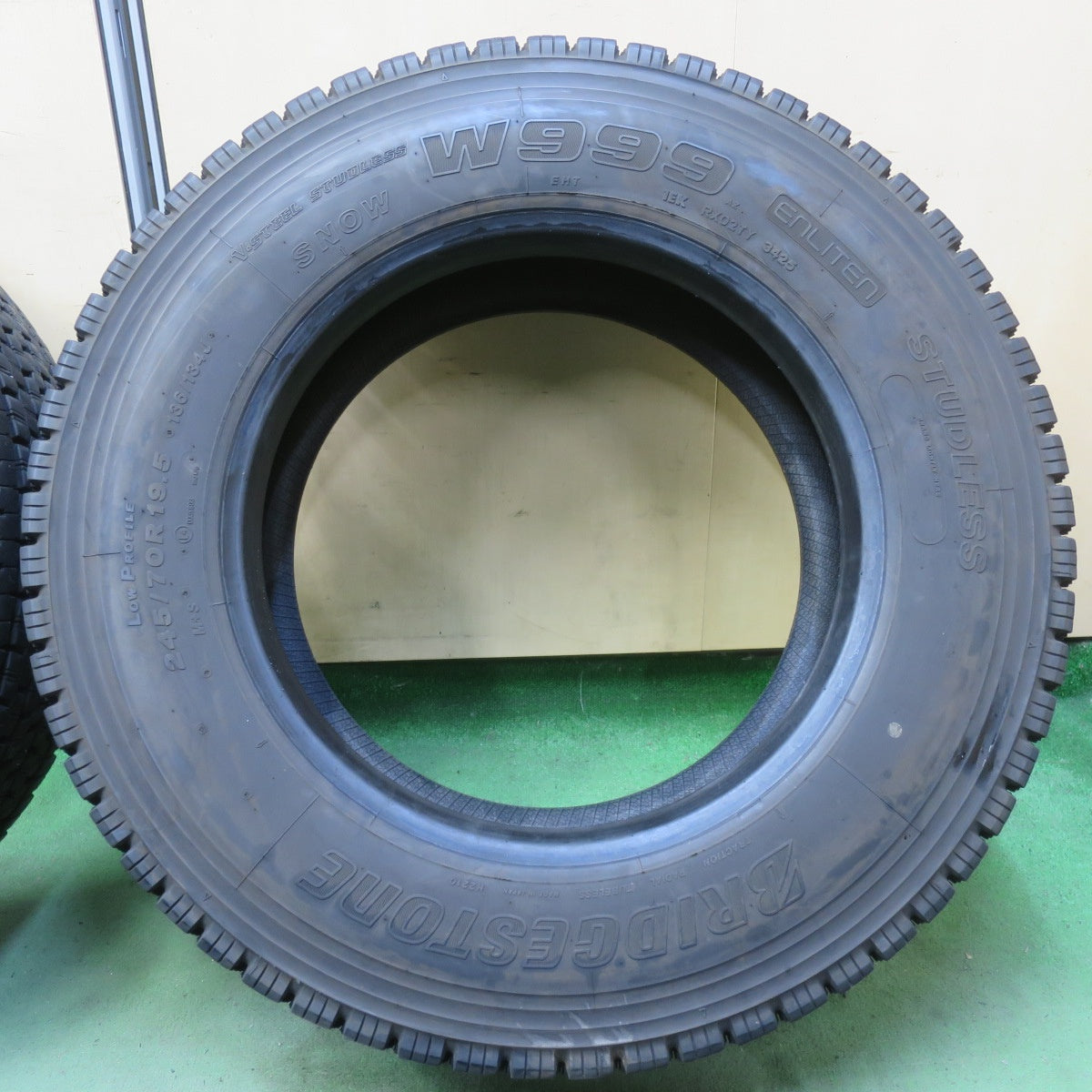 バリ溝！25年！9.5分★トラック タイヤ 245/70R19.5 136/134J スタッドレス ブリヂストン W999 19.5インチ★6062103イスタ