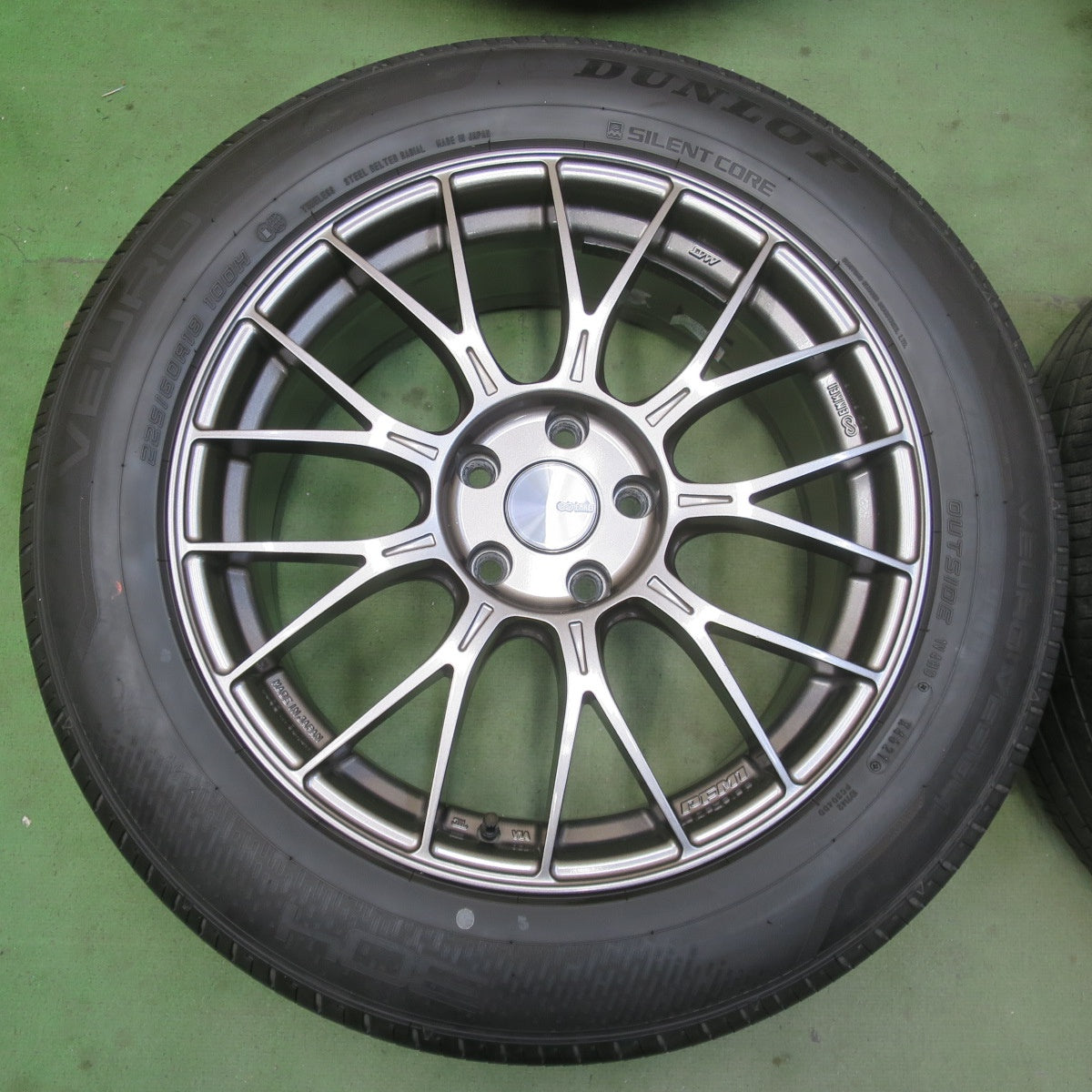 キレイ★ENKEI PFM1 225/60R18 ダンロップ VEURO VE304 エンケイ 18インチ PCD114.3/5H★6052501イノ