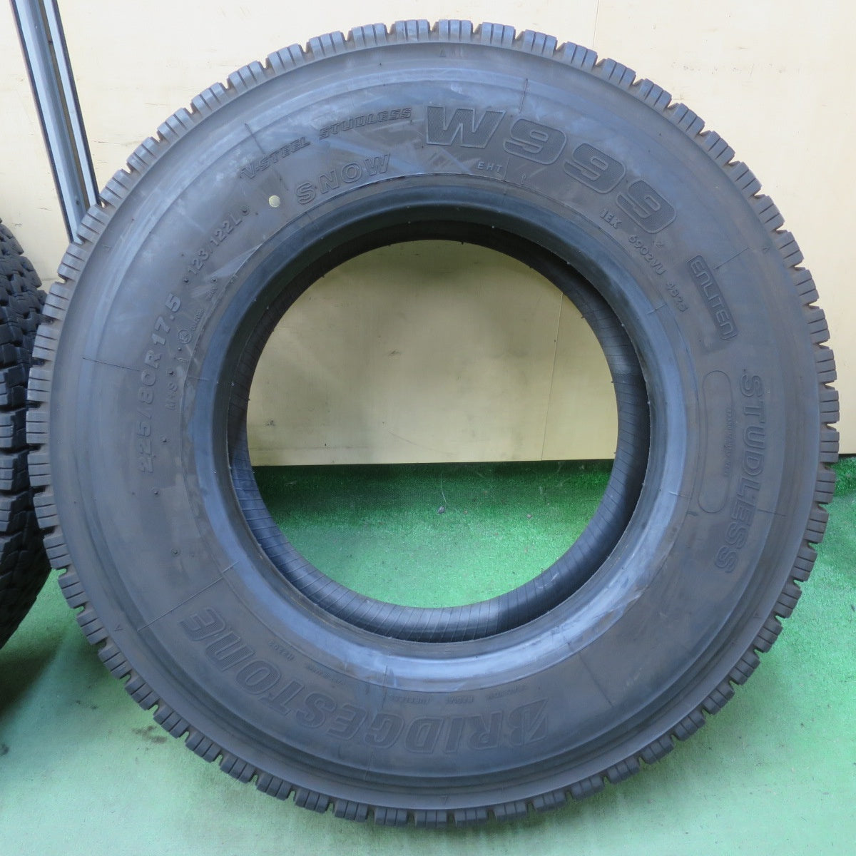 ほぼ未使用！25年！2本★トラック タイヤ 225/80R17.5 123/122L スタッドレス ブリヂストン W999 17.5インチ★6073001イスタ