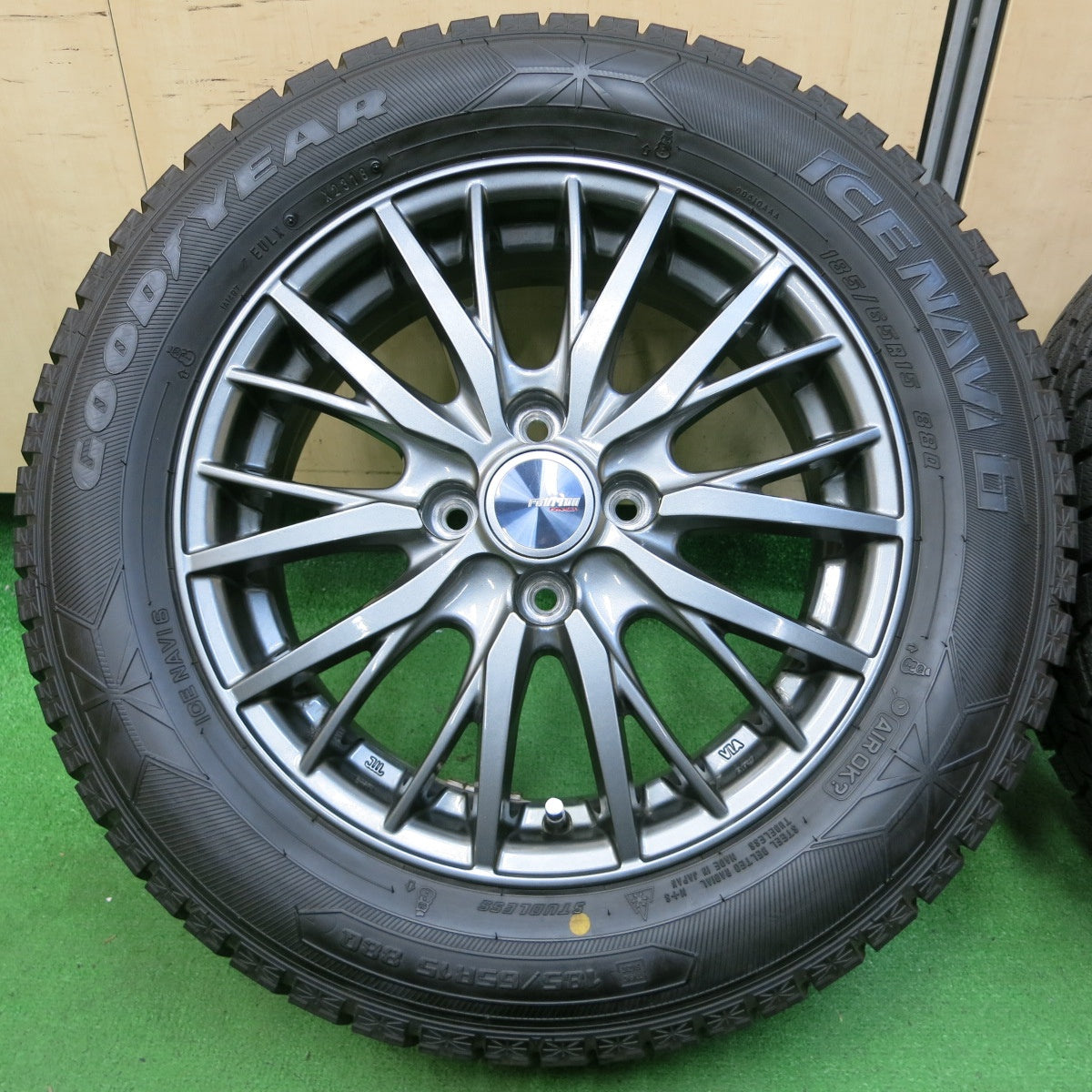 *送料無料* バリ溝！キレイ！9分★スタッドレス 185/65R15 グッドイヤー アイスナビ6 ravrion RM01 ラブリオン 15インチ PCD100/4H★4053104イス