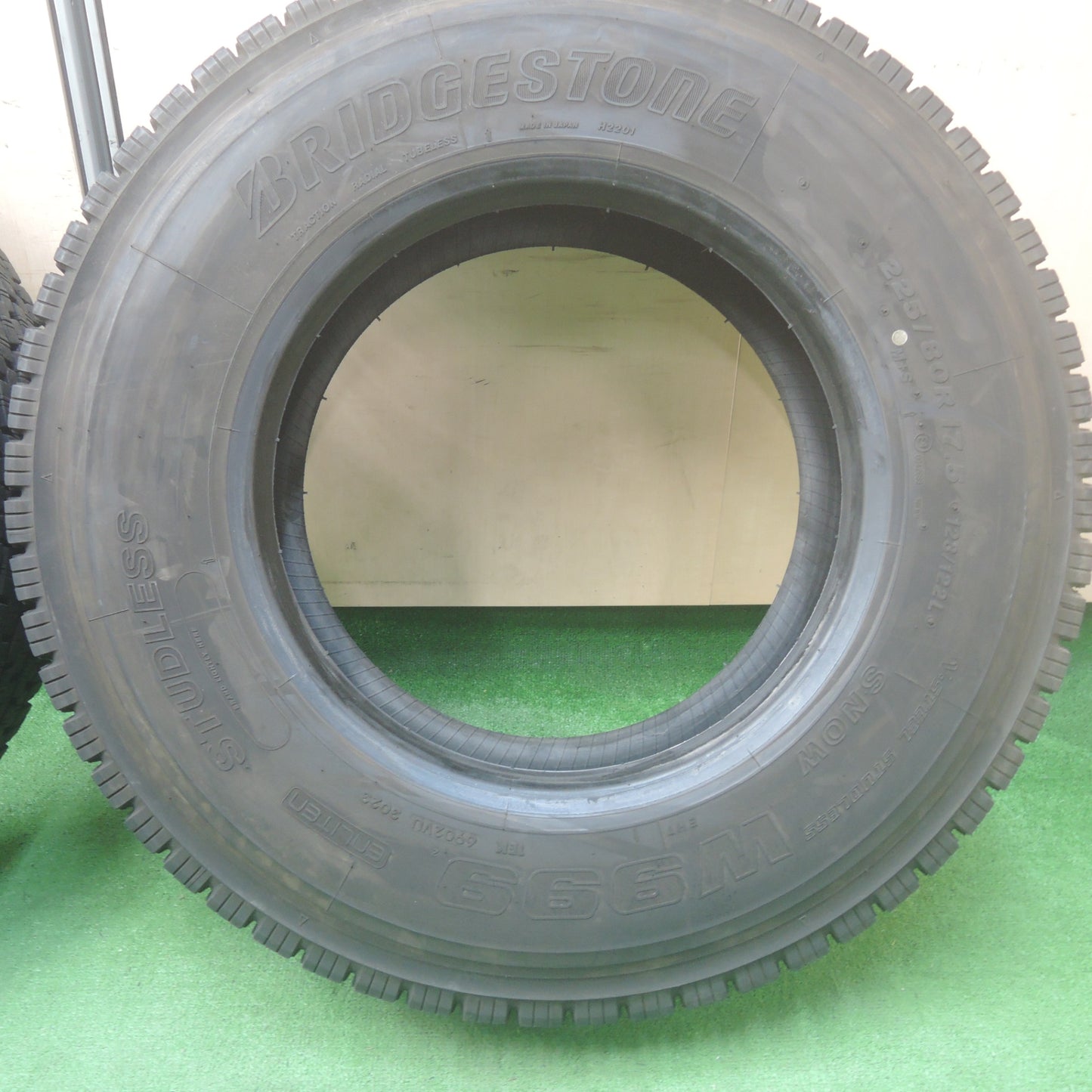 *送料無料* バリ溝！23年！9.5分★トラック タイヤ 225/80R17.5 123/122L スタッドレス ブリヂストン W999 17.5インチ★4042403KMスタ