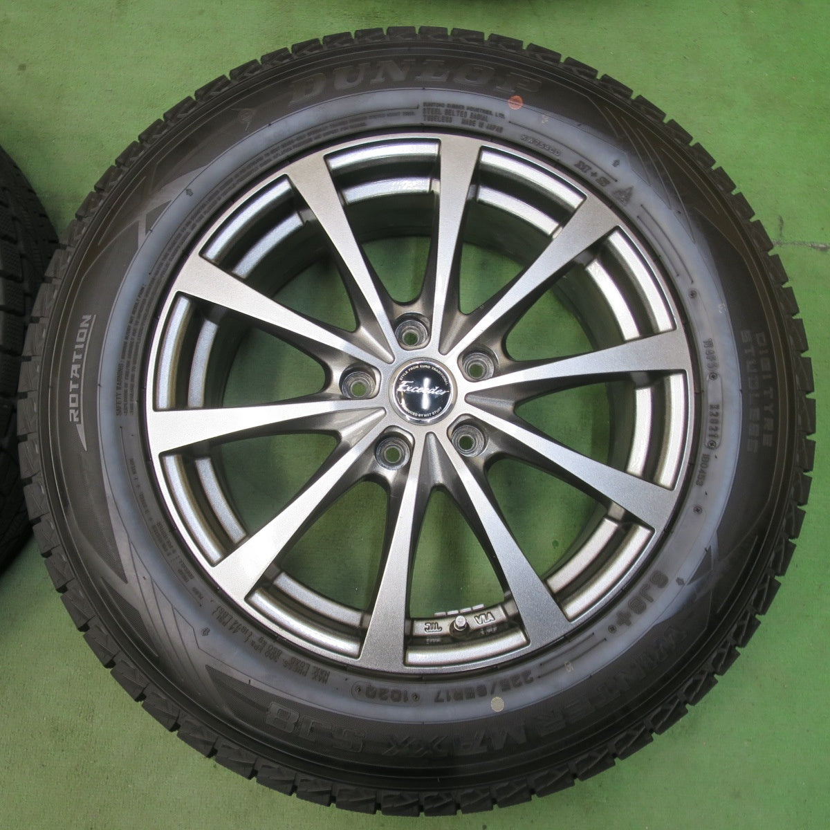 バリ溝！キレイ！9分★スタッドレス 225/65R17 ダンロップ ウインターマックス SJ8 SJ8+ Exceeder エクシーダー 17インチ PCD114.3/5H★5123102イス