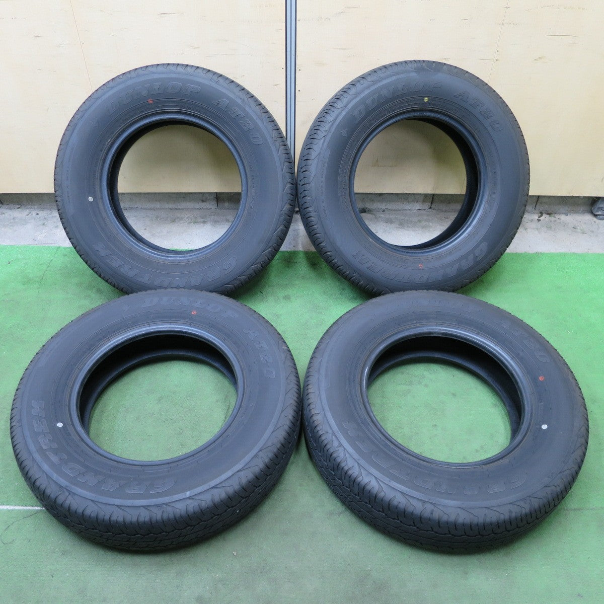 バリ溝！25年！8.5分★195/80R15 ダンロップ AT20 グラントレック 15インチ タイヤ ジムニーシエラ ジムニーノマド 等★6042001NGノタ