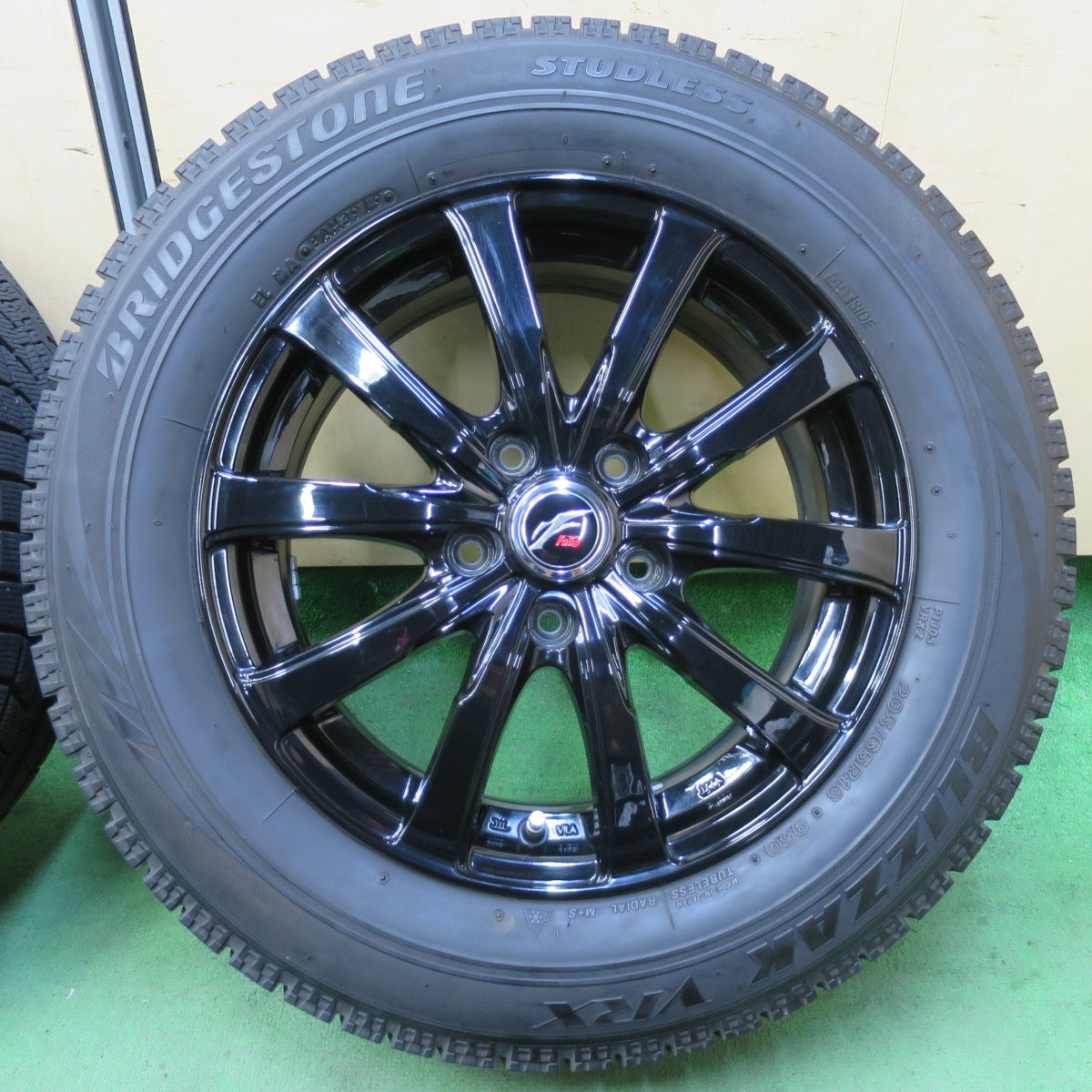 バリ溝！キレイ！9分★スタッドレス 205/65R16 ブリヂストン ブリザック VRX Fang ファング 16インチ PCD114.3/5H★5051511イス