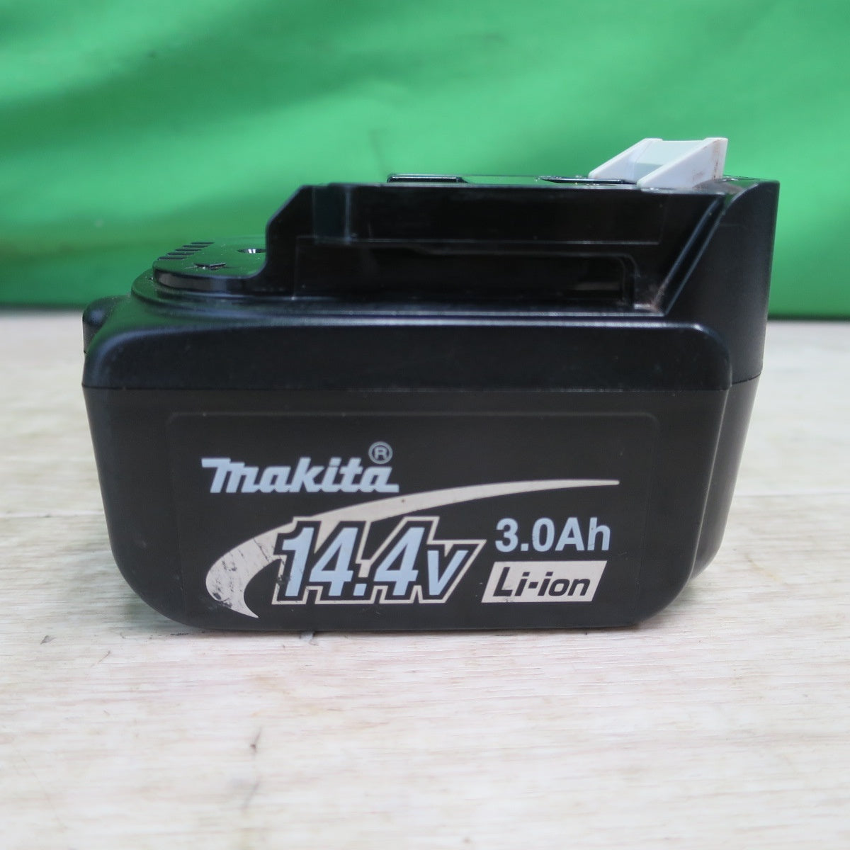 [送料無料] キレイ！付属品付き☆マキタ 14.4V 充電式 マルチ ツール TM41D バッテリー 充電器 アタッチメント 付き 切断 剥離 研削 電動 工具☆